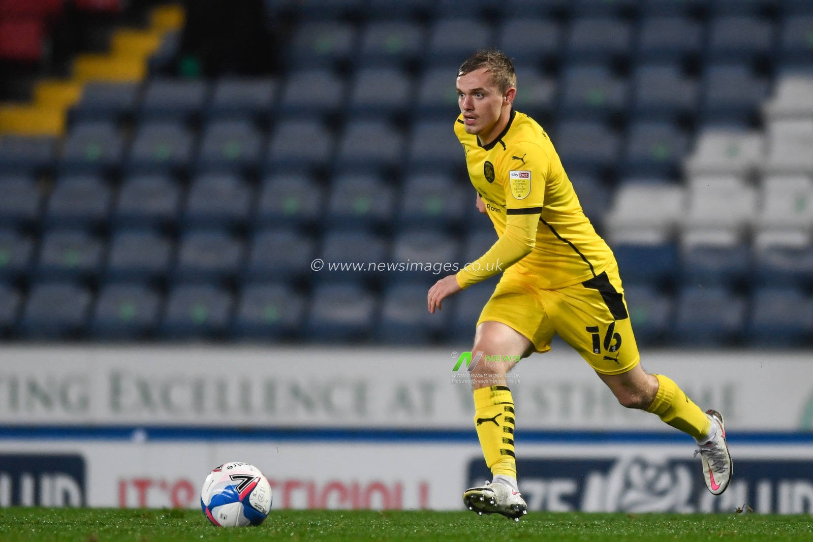 Luke Thomas #16 of Barnsley runs with the ball