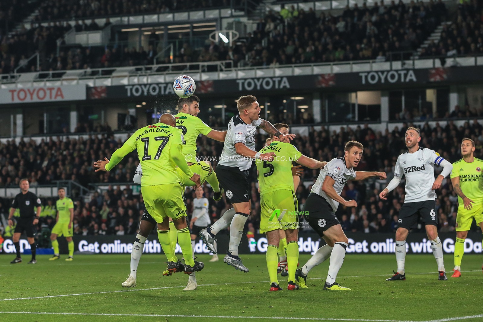 20th October 2018, Pride Park, Derby, England; Sky Bet Championship, Derby County v Sheffield United ; David McGoldrick (17) of Sheffield United heads on goal from a corner 

Credit: Mark Cosgrove/News Images 

English Football League images are subject to DataCo Licence