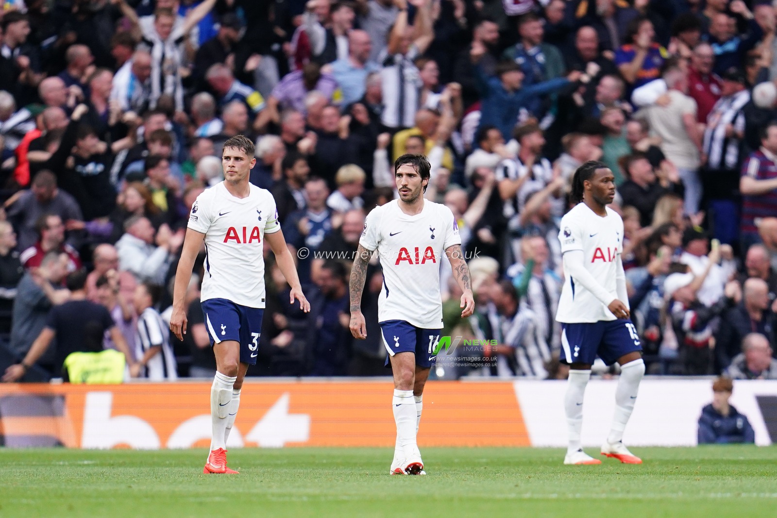 Tottenham players walk back as Newcastle take 0-2 lead during the Premier League match Tottenham Hotspur vs Newcastle Untied at Tottenham Hotspur Stadium, London, United Kingdom on 29 August 2026

(Photo by Harvey Murphy/News Images)