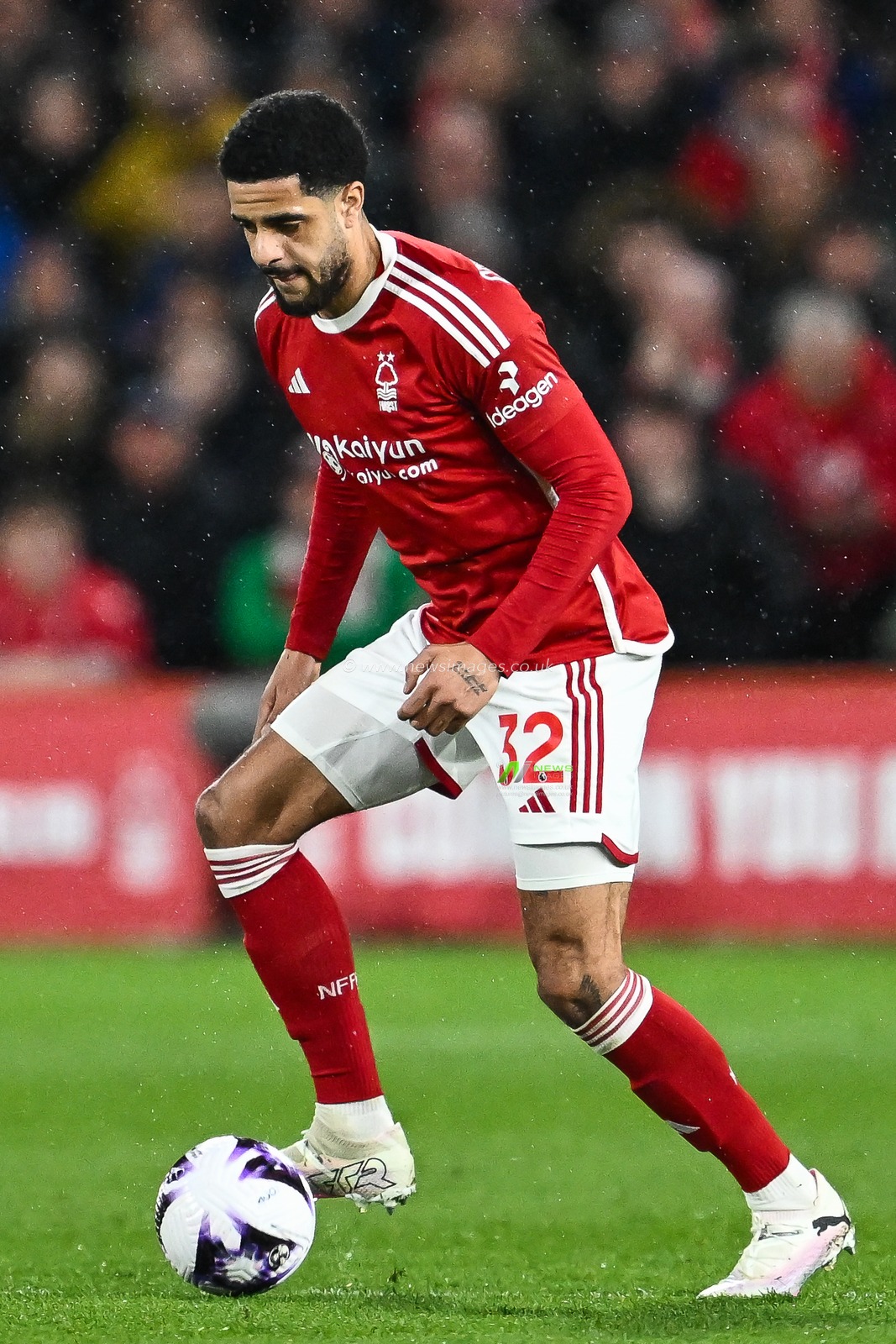 Andrew Omobamidele of Nottingham Forest makes a break with the ball during the Premier League match Nottingham Forest vs Fulham at City Ground, Nottingham, United Kingdom, 2nd April 2024

(Photo by Craig Thomas/News Images)