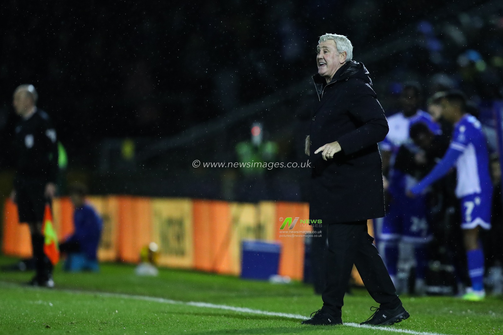 Steve Bruce head coach of Blackpool gives his players instructions during the Sky Bet League 1 match Bristol Rovers vs Blackpool at Memorial Stadium, Bristol, United Kingdom, 26th November 2024

(Photo by Gareth Evans/News Images)