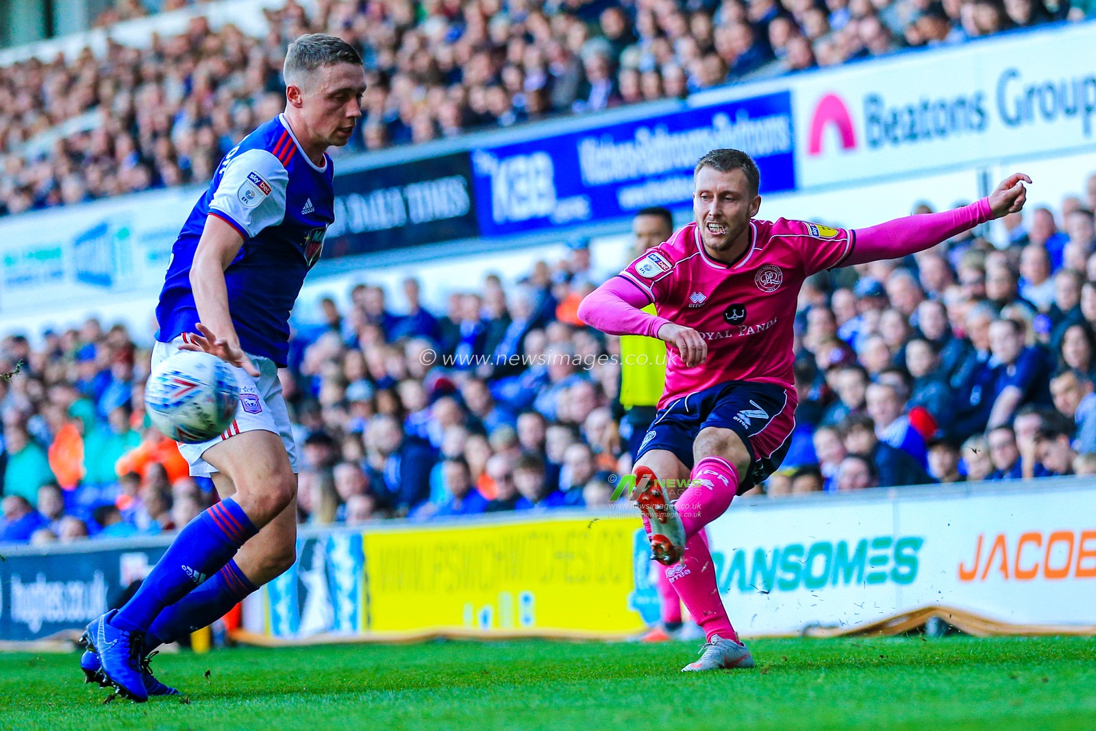 20th October 2018, Portman Road, Ipswich, England; Sky Bet Championship Ipswich Town v QPR  ; Luke Freeman (07) of QPR crosses the ball in towards goal.

Credit: Georgie Kerr/News Images,

English Football League images are subject to DataCo Licence