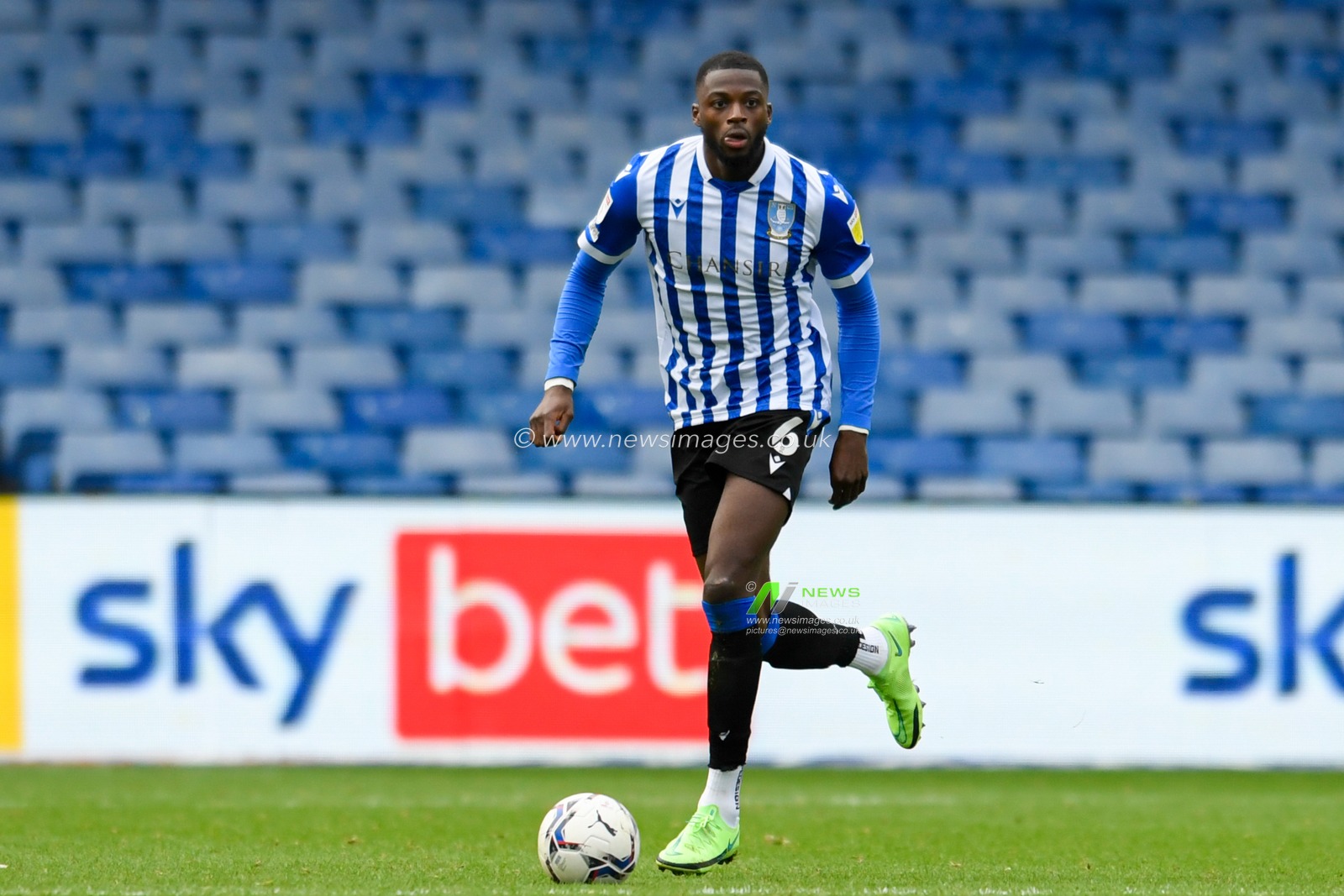 Dominic Iorfa #6 of Sheffield Wednesday runs forward with the ball