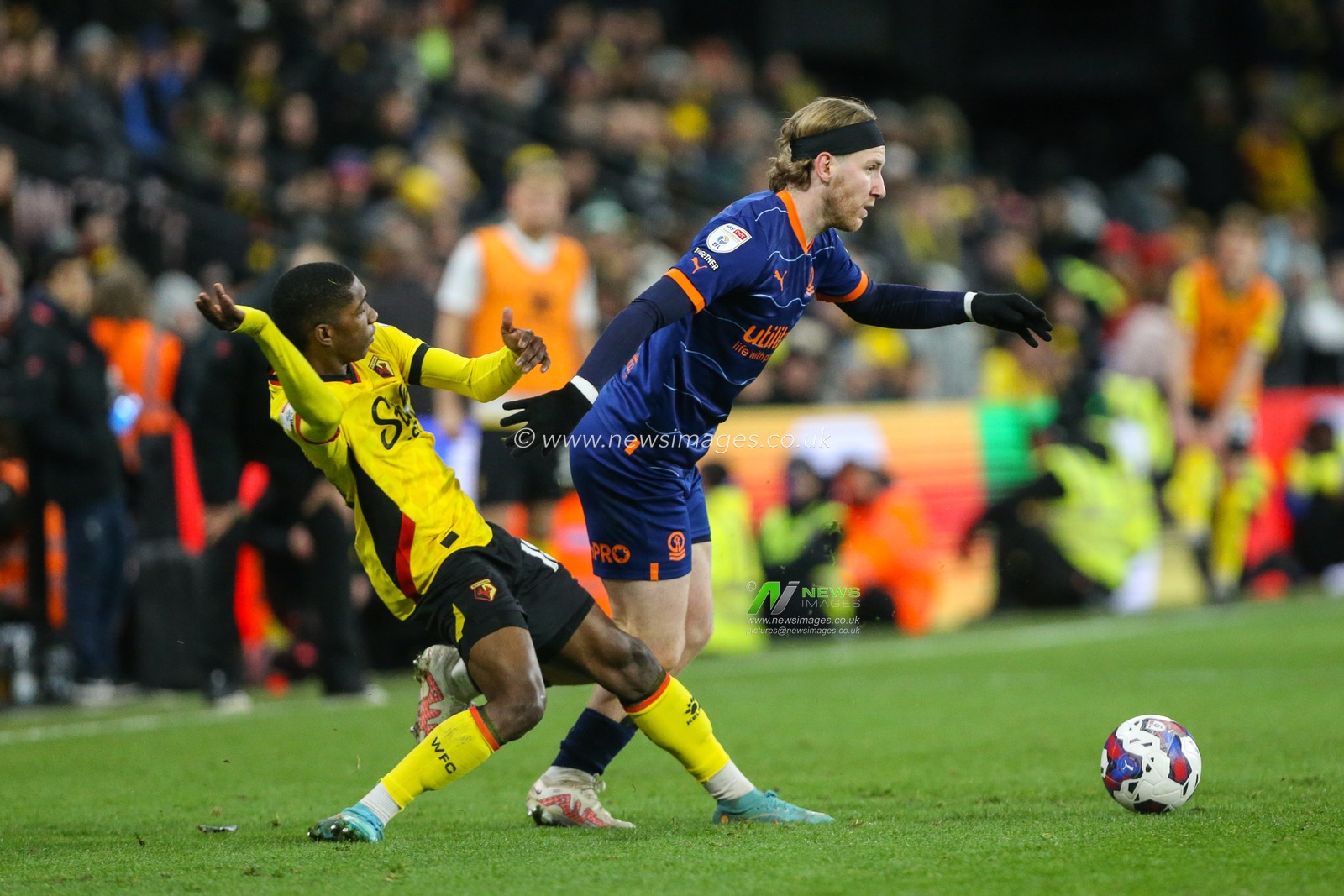 Josh Bowler #11 of Blackpool runs with the ball during the Sky Bet Championship match Watford vs Blackpool at Vicarage Road, Watford, United Kingdom, 14th January 2023

(Photo by Arron Gent/News Images)