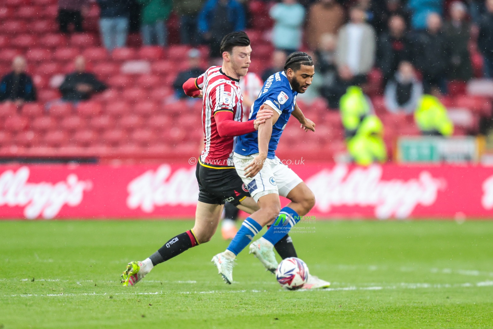 Kieffer Moore of Sheffield United battle for the ball with Andy Rinomhota of Cardiff City during the Sky Bet Championship match Sheffield United vs Cardiff City at Bramall Lane, Sheffield, United Kingdom, 18th April 2025

(Photo by Richard Bierton/News Images)