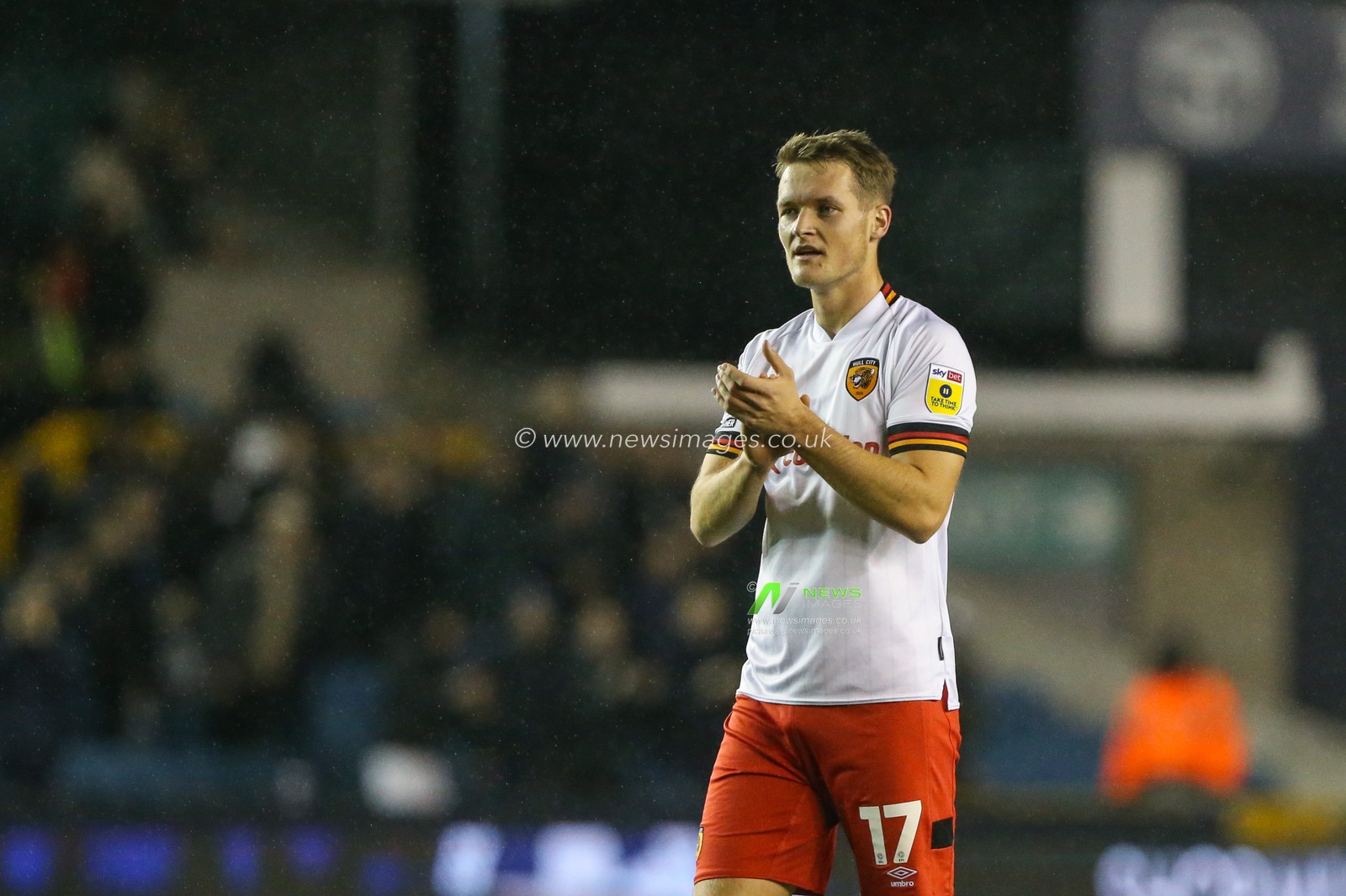 Sean McLoughlin #17 of Hull City  acknowledges the fans at full time during the Sky Bet Championship match Millwall vs Hull City at The Den, London, United Kingdom, 5th November 2022

(Photo by Arron Gent/News Images)