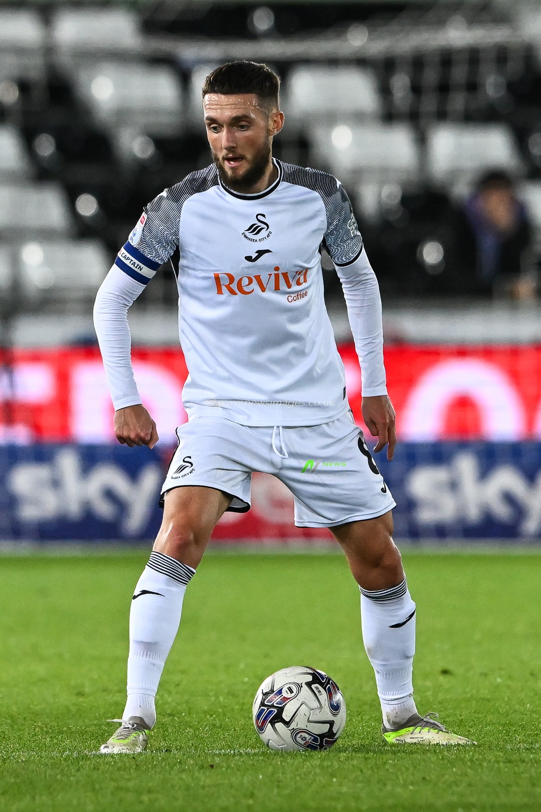 Matt Grimes #8 of Swansea City in action during the Sky Bet Championship match Swansea City vs Norwich City at Swansea.com Stadium, Swansea, United Kingdom, 4th October 2023

(Photo by Craig Thomas/News Images)