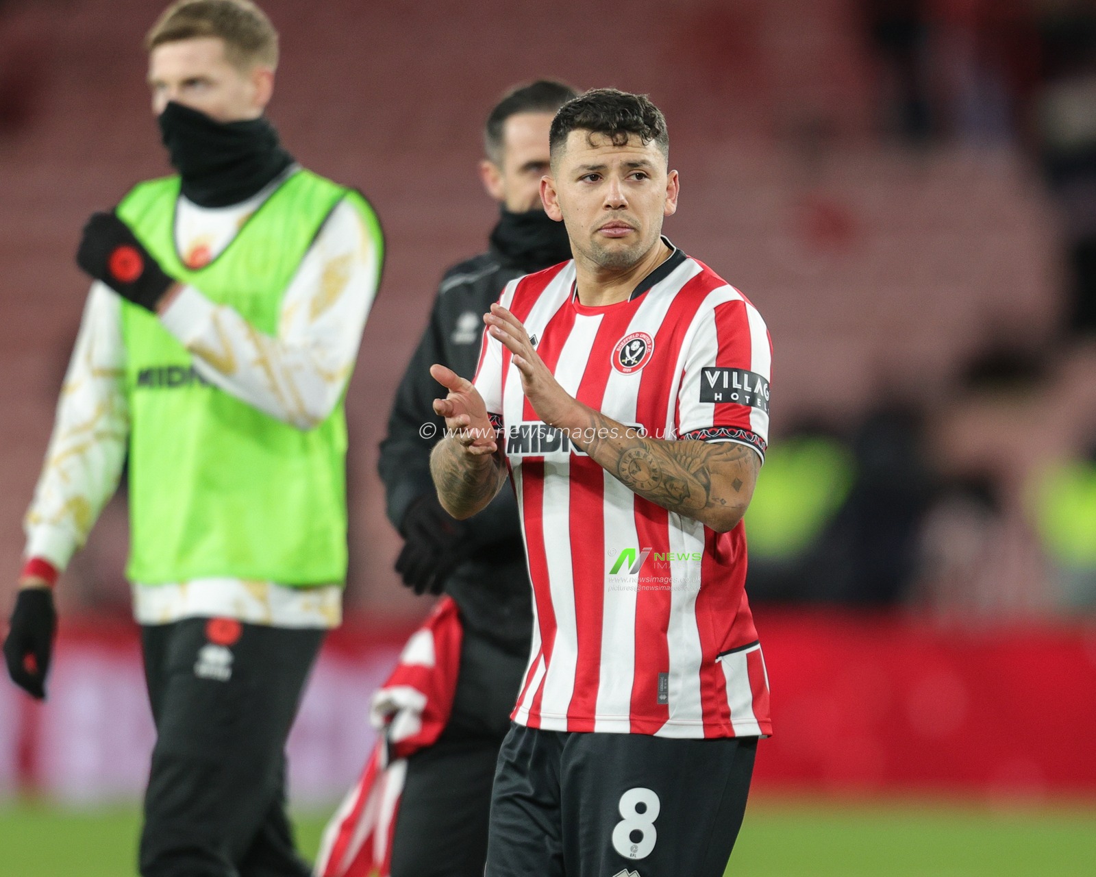 Gustavo Hamer of Sheffield United applauds the fans after the final whistle during the Sky Bet Championship match Sheffield United vs Leicester City at Bramall Lane, Sheffield, United Kingdom, 1st January 2026

(Photo by Richard Bierton/News Images)

*** GER AUT SUI OUT ***