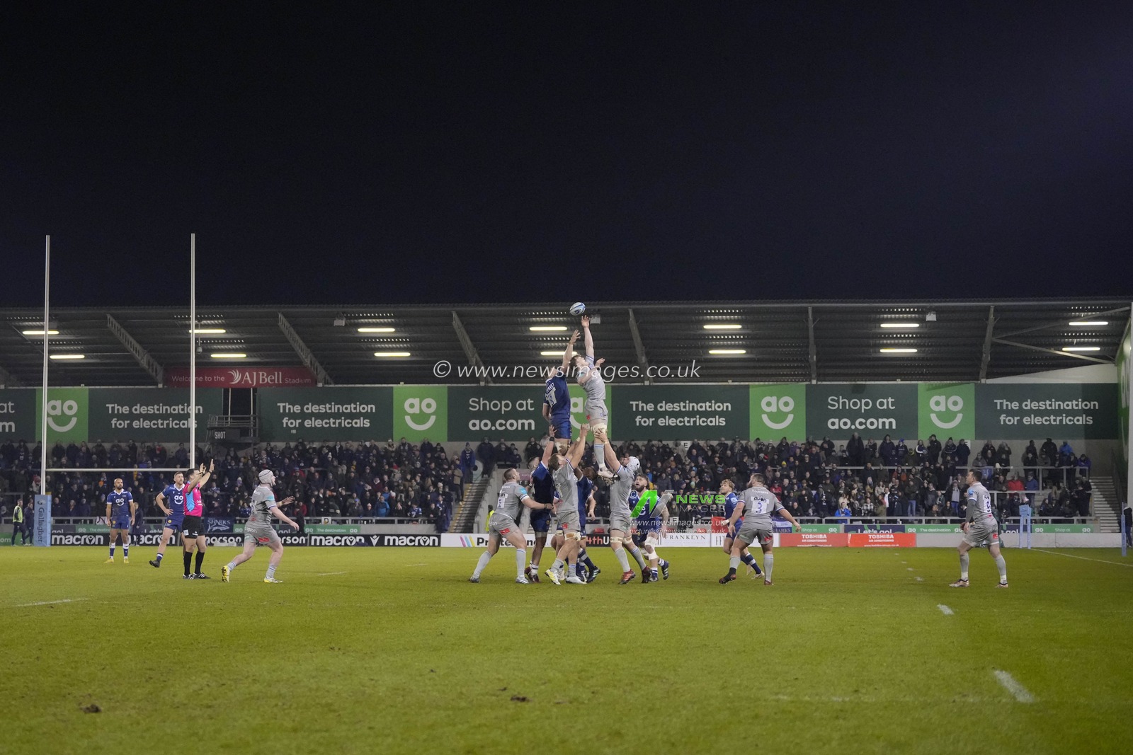 Players compete for a line out during the Gallagher Premiership match Sale Sharks vs Bath Rugby at AJ Bell Stadium, Eccles, United Kingdom, 27th January 2023

(Photo by Steve Flynn/News Images)