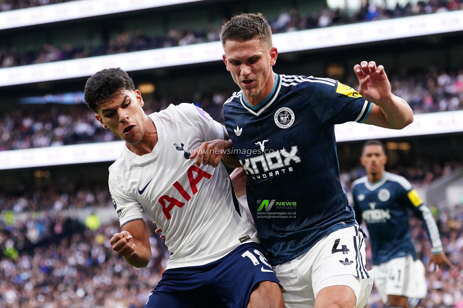 Mateus Fernandes of Tottenham Hotspur and Sven Botman of Newcastle United during the Premier League match Tottenham Hotspur vs Newcastle Untied at Tottenham Hotspur Stadium, London, United Kingdom on 29 August 2026

(Photo by Harvey Murphy/News Images)