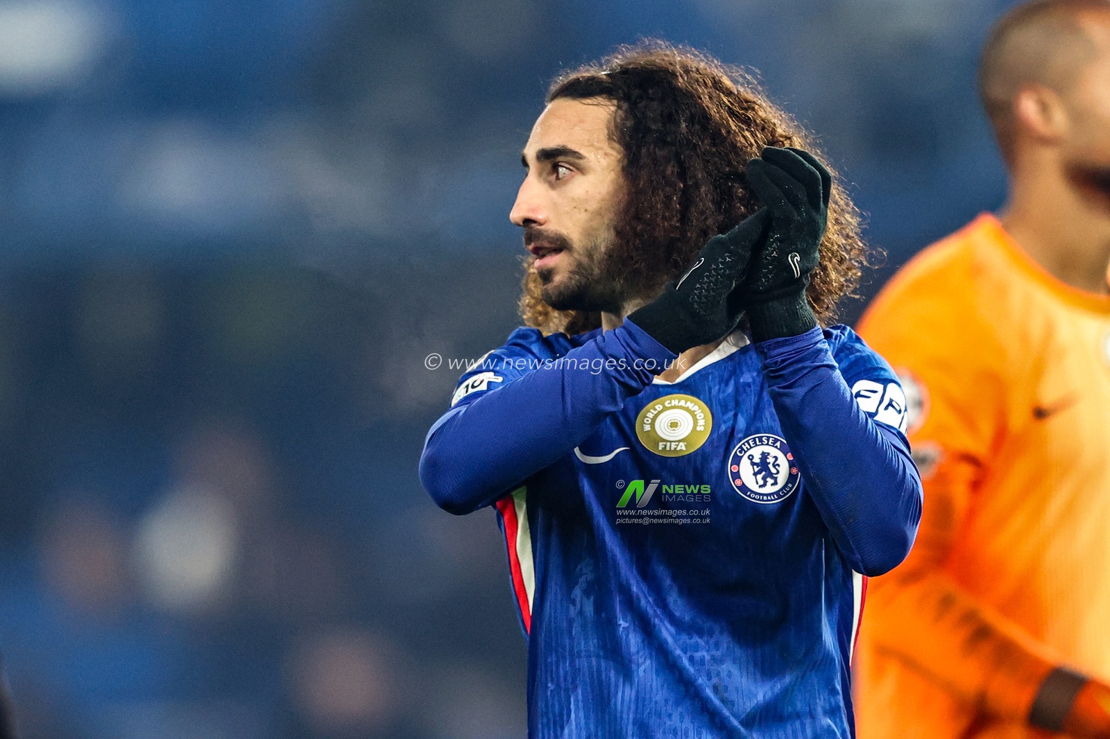 Marc Cucurella of Chelsea applauds the fans after the game during the UEFA Champions League Matchday 5 of 8 Chelsea v Barcelona at Stamford Bridge, London, United Kingdom, 25th November 2025

(Photo by Alfie Cosgrove/News Images)

*** GER AUT SUI OUT ***