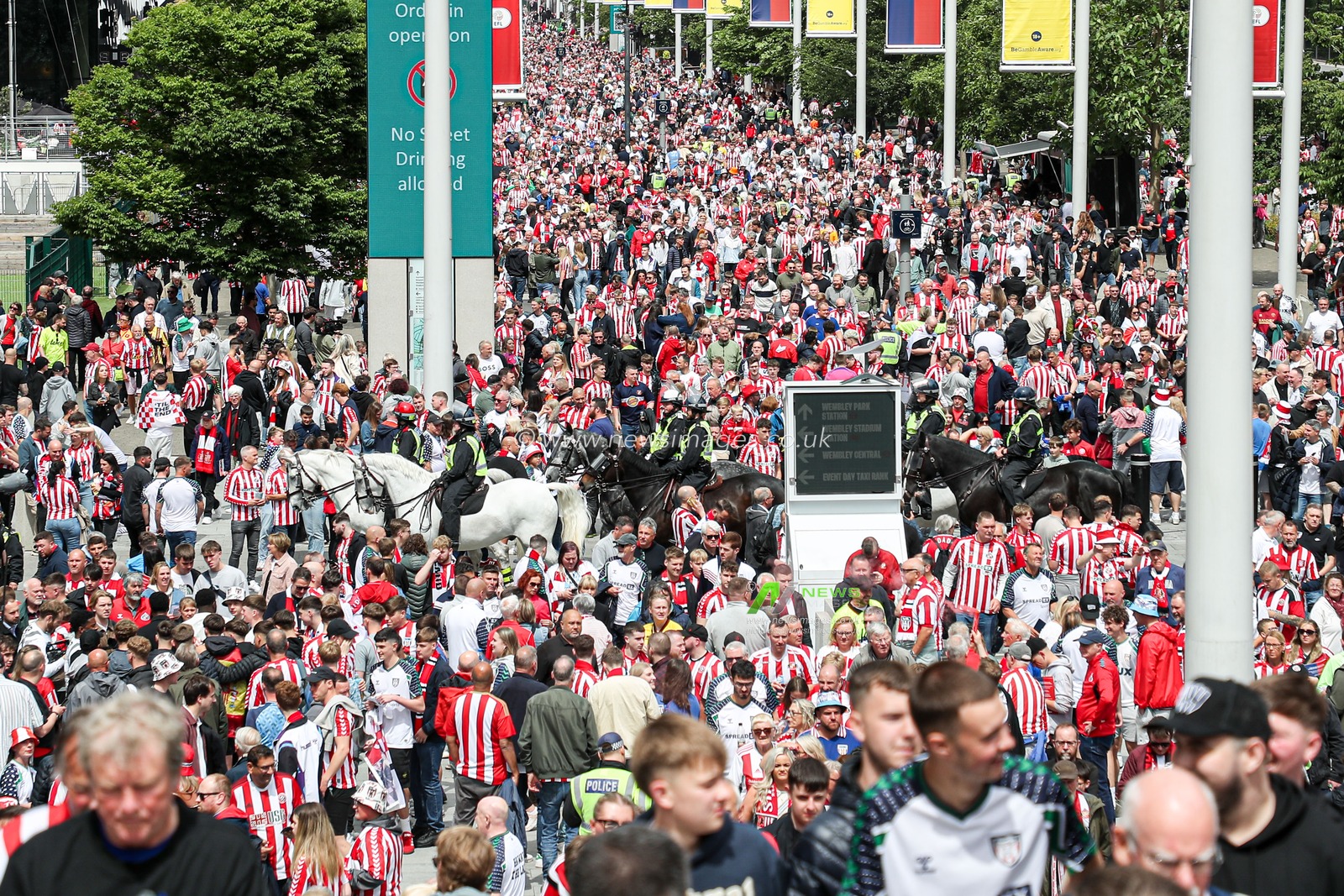 Fans arrive at stadium ahead of the Sky Bet Championship Playoff Final match Sheffield United vs Sunderland at Wembley Stadium, London, United Kingdom, 24th May 2025

(Photo by Izzy Poles/News Images)