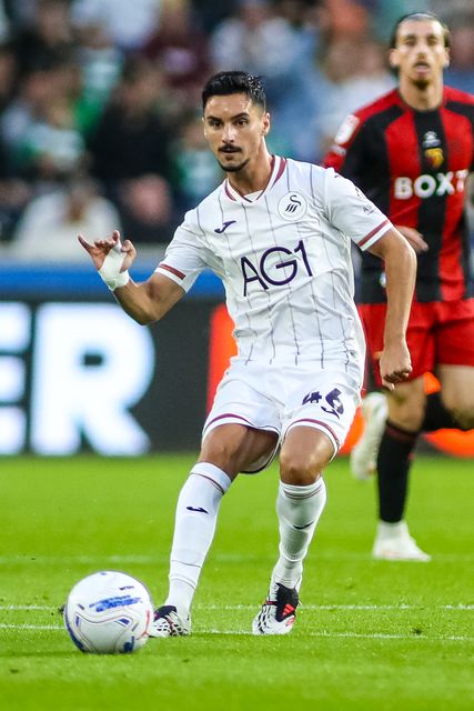 Stephen Eustaquio of Swansea City passes the ball during the Sky Bet Championship match Swansea City vs Watford at Swansea.com Stadium, Swansea, United Kingdom on 01 September 2026

(Photo by Andrew Lewis/News Images)