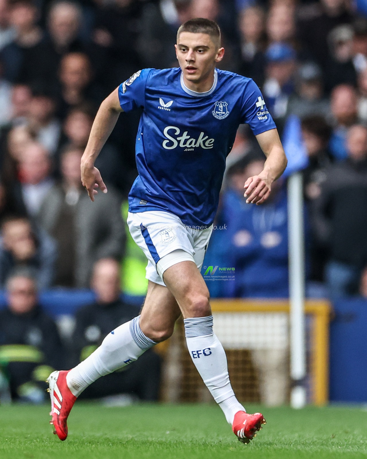 Vitaliy Mykolenko of Everton during the Premier League match Everton vs Manchester City at Goodison Park, Liverpool, United Kingdom, 19th April 2025

(Photo by Mark Cosgrove/News Images)
