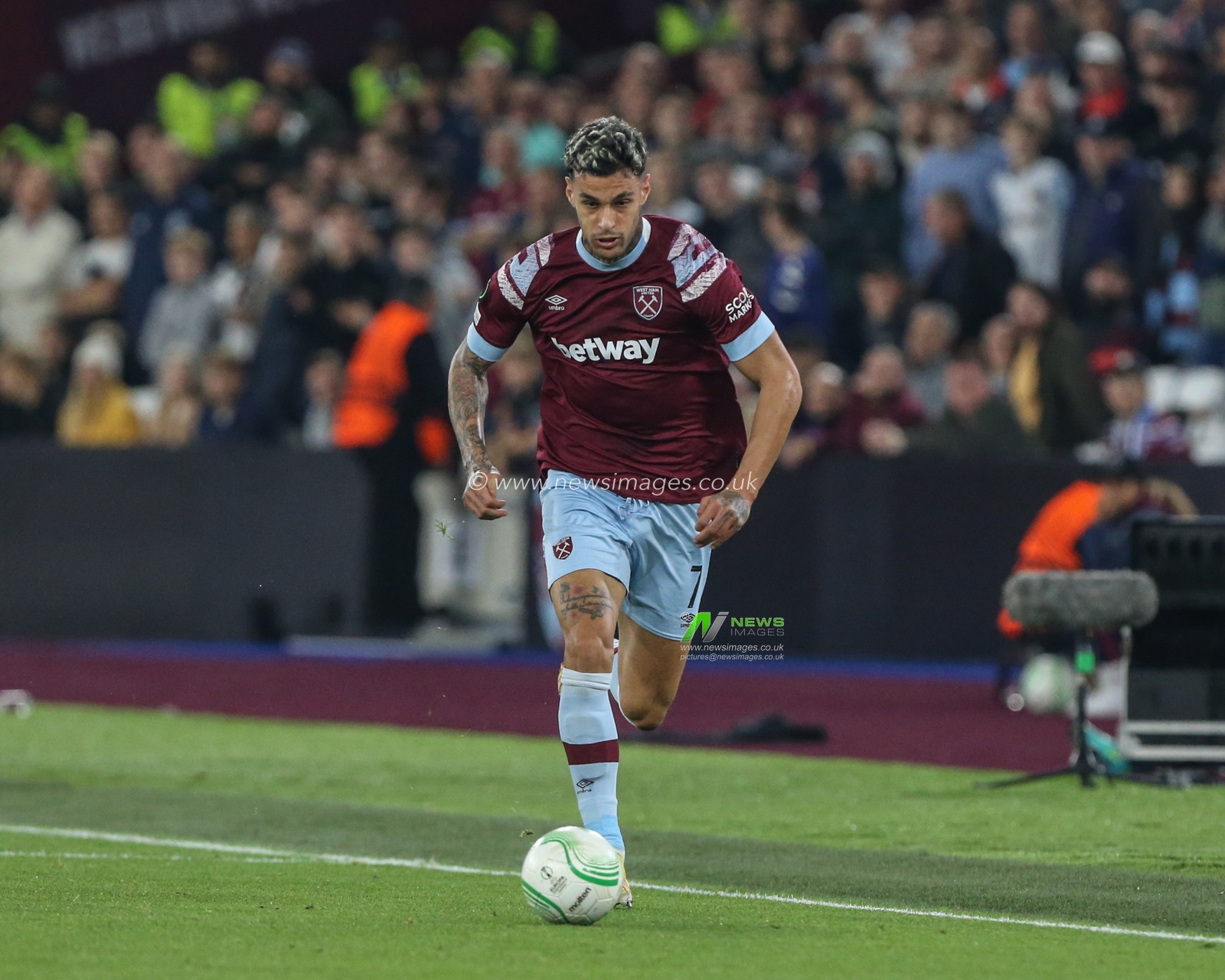 Gianluca Scamacca #7 of West Ham United with the ball during the UEFA Europa Conference League match West Ham United vs Silkeborg at London Stadium, London, United Kingdom, 27th October 2022

(Photo by Arron Gent/News Images)