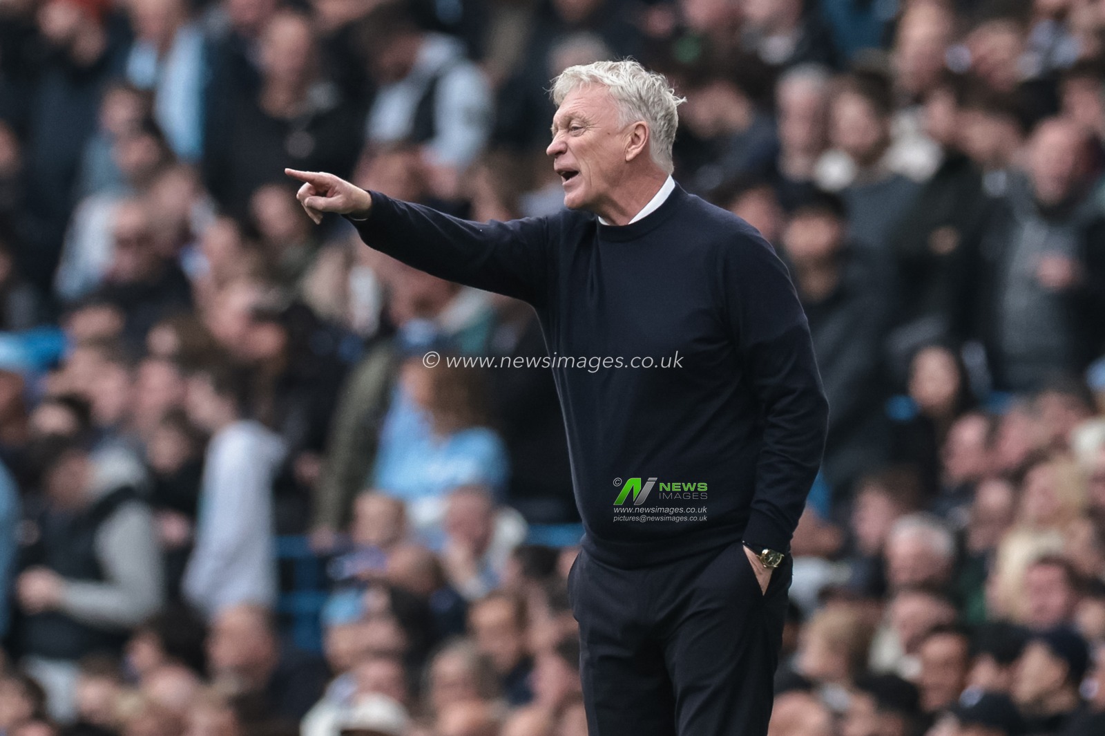 David Moyes manager of Everton reacts in the technical area during the Premier League match Manchester City vs Everton at Etihad Stadium, Manchester, United Kingdom, 18th October 2025

(Photo by Mark Cosgrove/News Images)