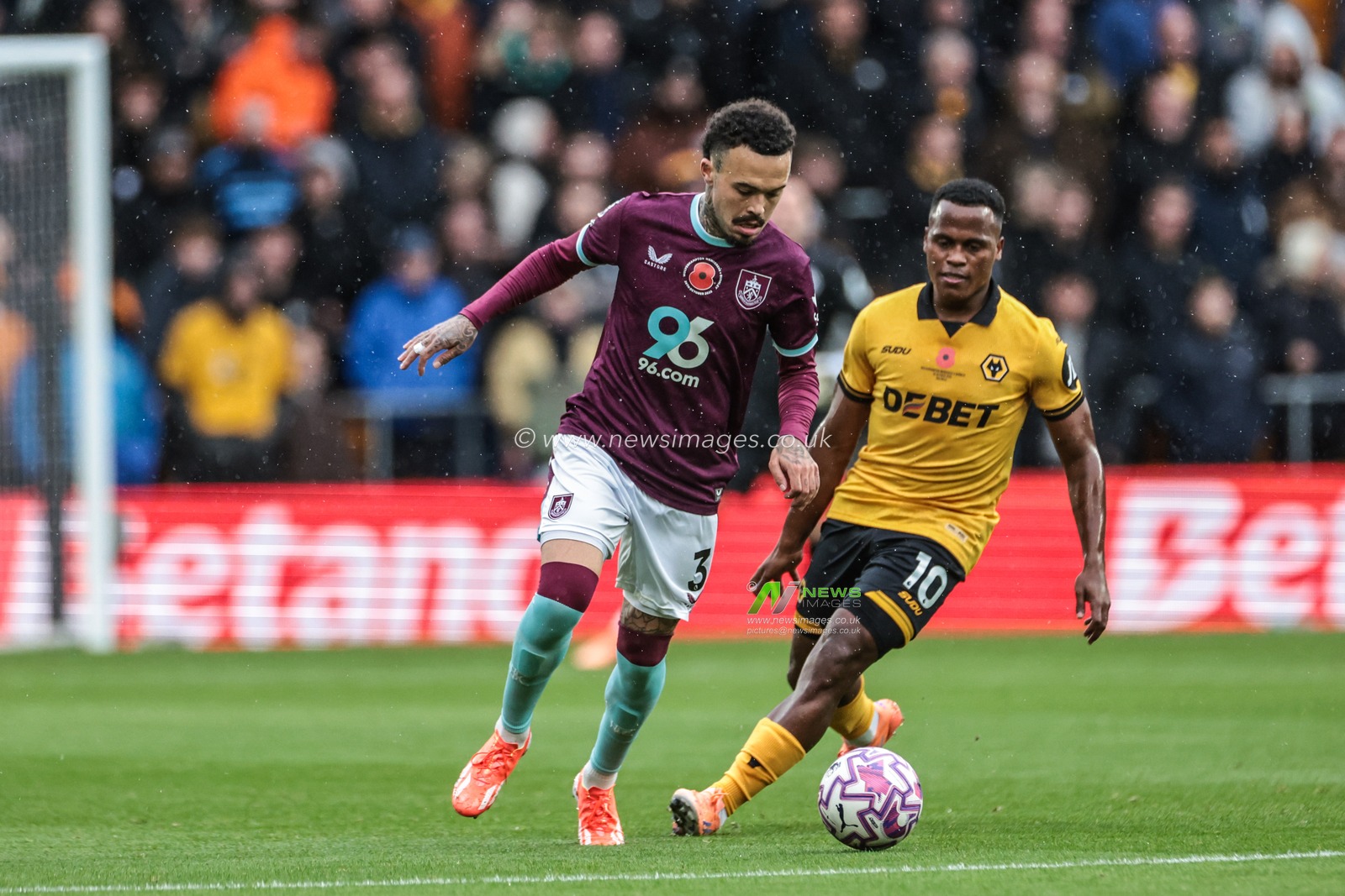 Quilindschy Hartman of Burnley and Jhon Arias of Wolverhampton Wanderers battle for the ball during the Premier League match Wolverhampton Wanderers vs Burnley at Molineux, Wolverhampton, United Kingdom, 26th October 2025

(Photo by Mark Cosgrove/News Images)
