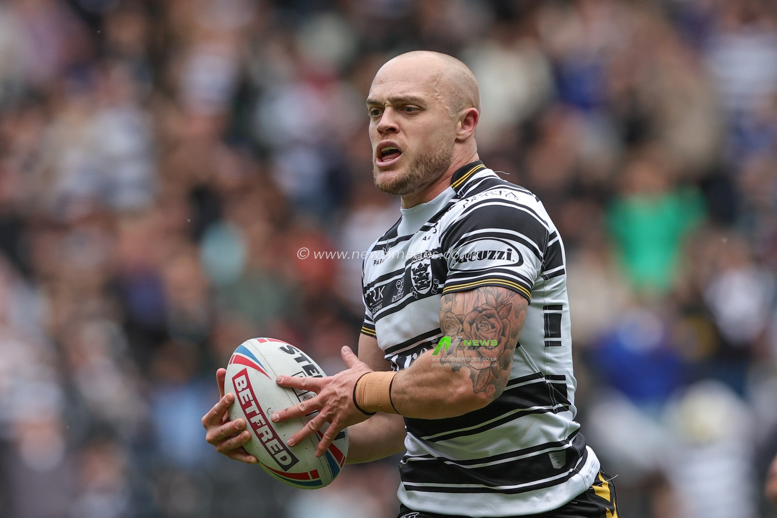 Adam Swift #2 of Hull FC breaks through for a 30 yard solo try during the Betfred Super League Round 21 match Hull FC vs Wakefield Trinity at MKM Stadium, Hull, United Kingdom, 6th August 2023

(Photo by Mark Cosgrove/News Images)