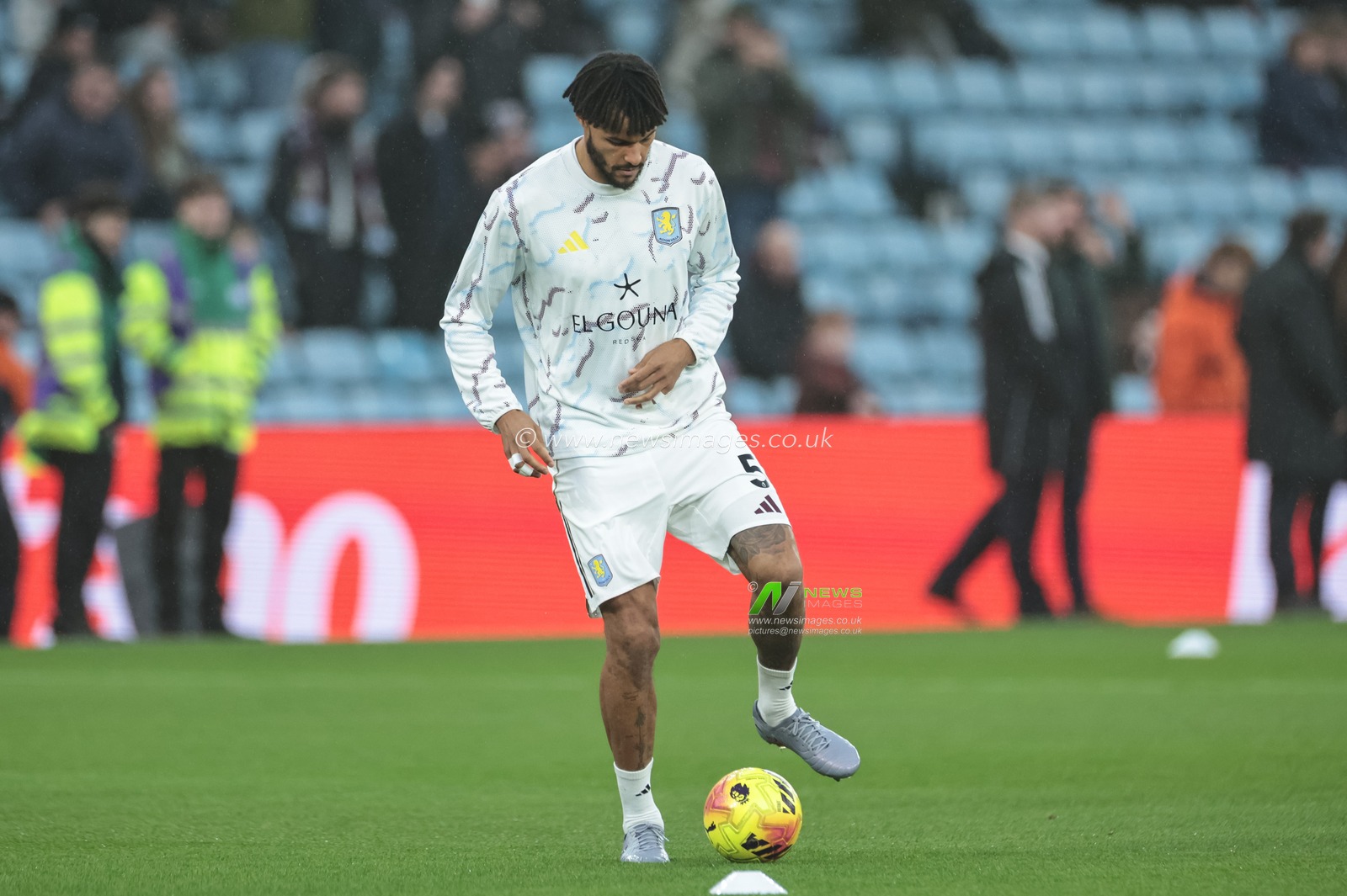 Tyrone Mings of Aston Villa in the pregame warmup session during the Premier League match Aston Villa vs Everton at Villa Park, Birmingham, United Kingdom, 18th January 2026

(Photo by Mark Cosgrove/News Images)