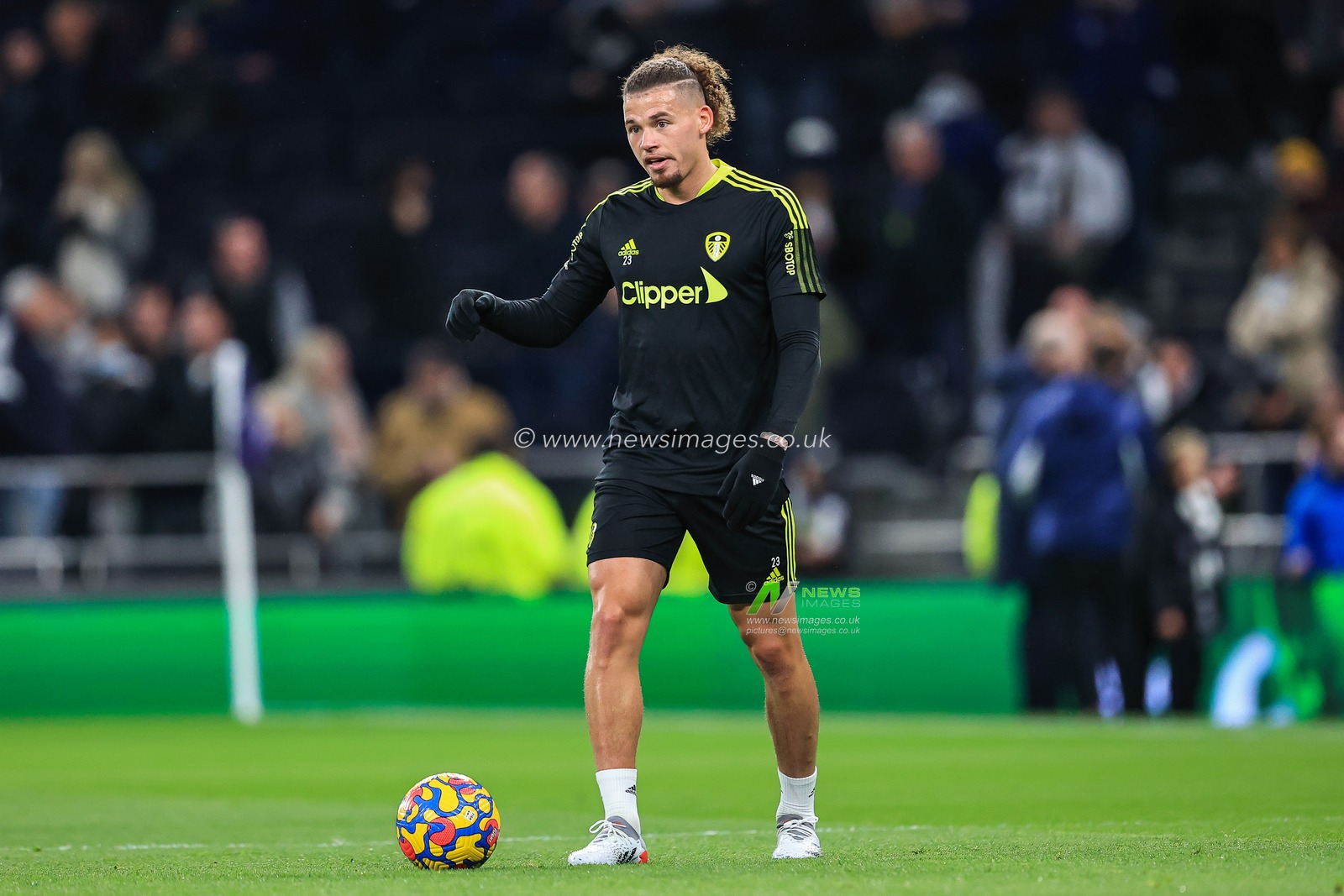 Kalvin Phillips #23 of Leeds United during the pre-game warmup