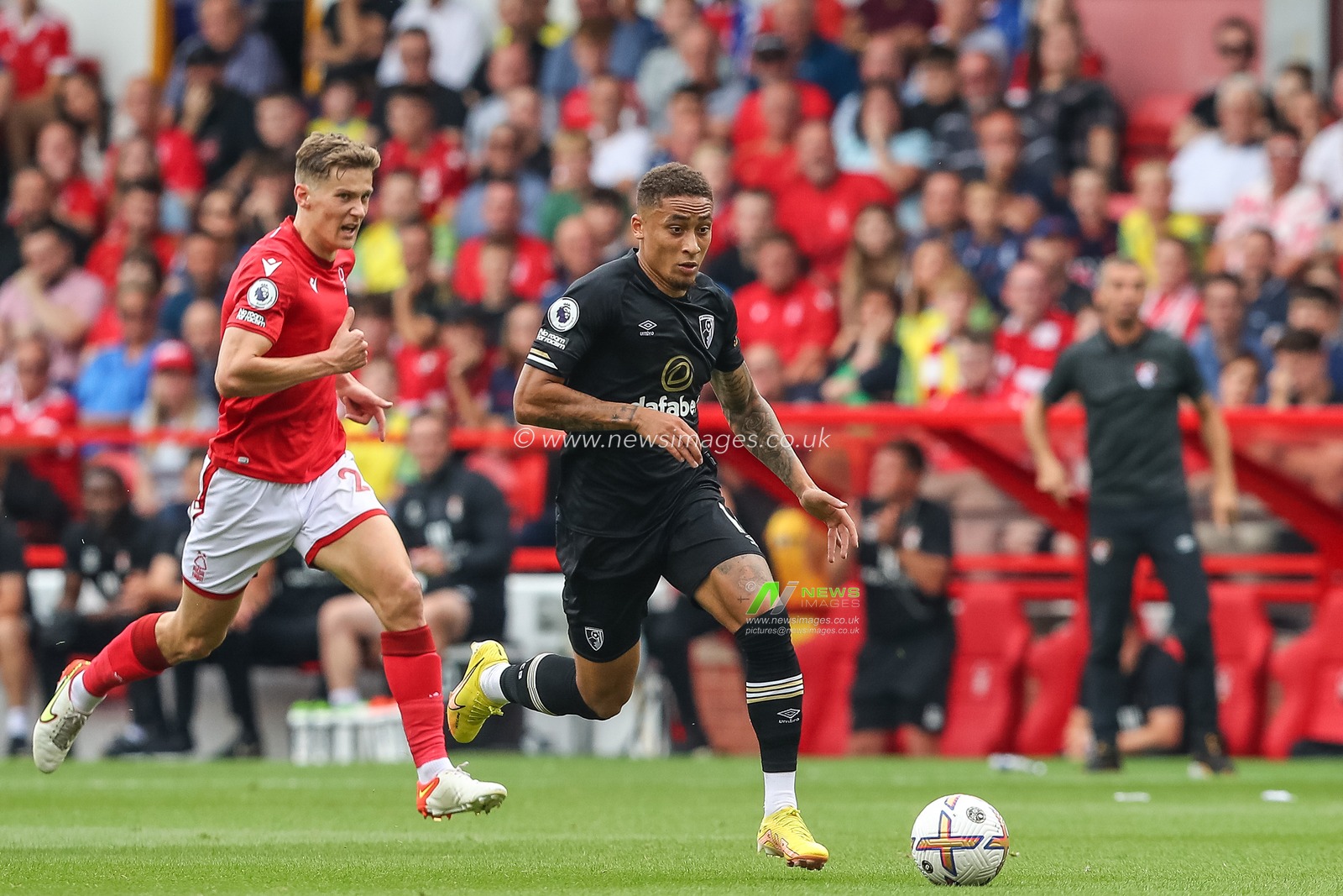 Marcus Tavernier #16 of Bournemouth runs with the ball during the Premier League match Nottingham Forest vs Bournemouth at City Ground, Nottingham, United Kingdom, 3rd September 2022

(Photo by Gareth Evans/News Images)