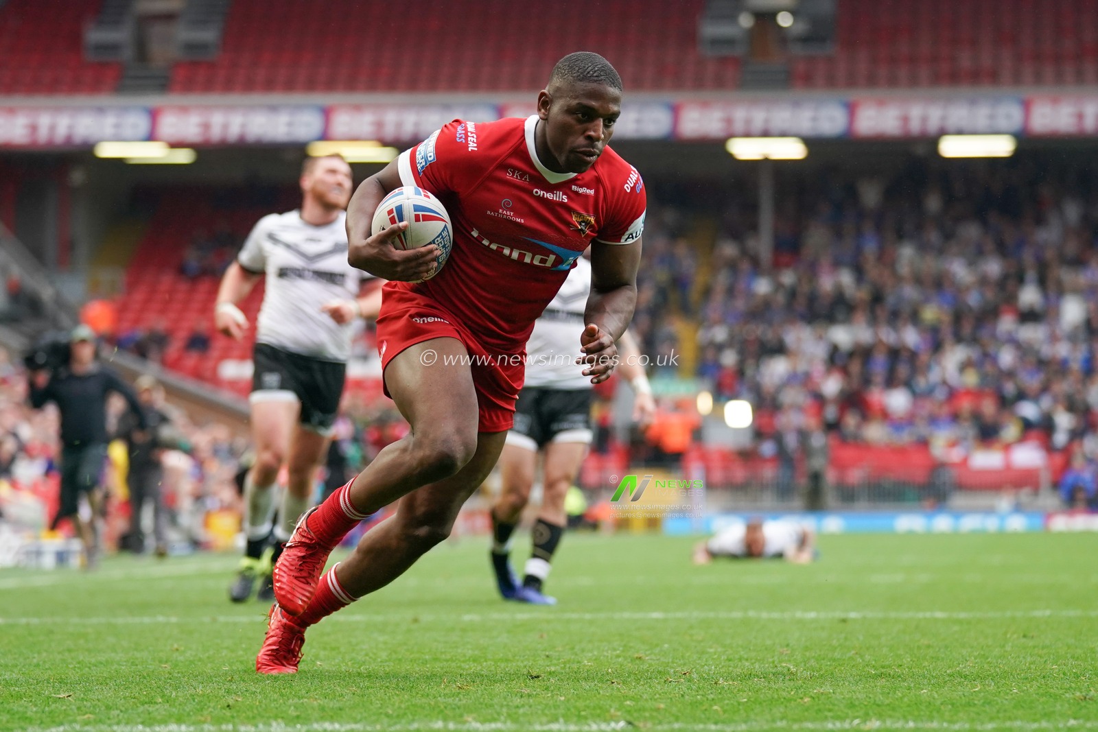 Huddersfield Giants's Jermaine McGillvary runs through to scores his sides eighth try



25th May 2019 , Anfield Stadium, Liverpool, England; Dacia Magic Weekend, Betfred Super League Round 16, Hull FC vs Huddersfield Giants ; 

Credit: Terry Donnelly/News Images