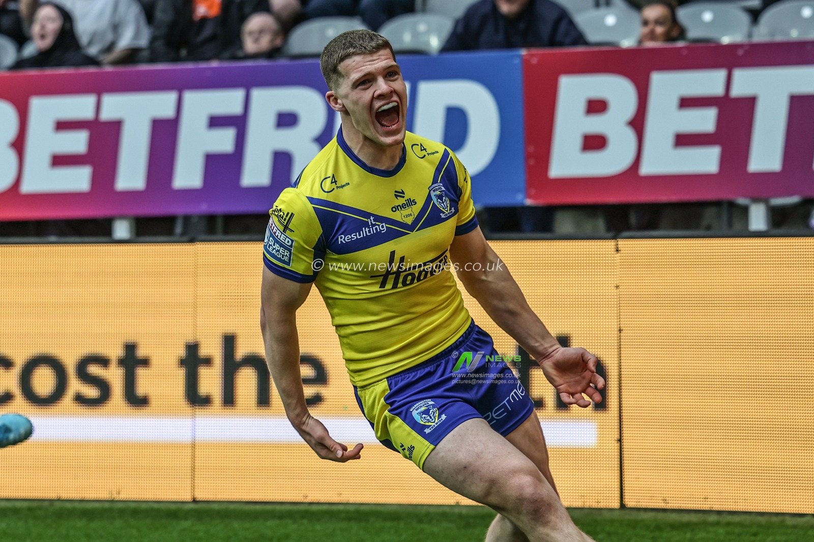 Jake Thewlis of Warrington Wolves celebrates his try during the Betfred Magic Weekend 2025 match Huddersfield Giants vs Hull FC at St. James's Park, Newcastle, United Kingdom, 4th May 2025

(Photo by Mark Cosgrove/News Images)