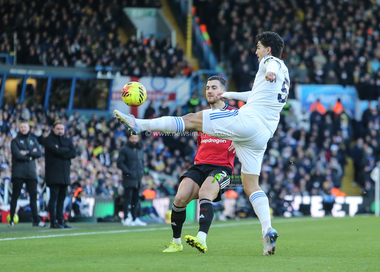Pascal Struijk of Leeds United controls the ball during the Premier League match Leeds United vs Manchester United at Elland Road, Leeds, United Kingdom, 4th January 2026

(Photo by Richard Bierton/News Images)

*** GER AUT SUI OUT ***