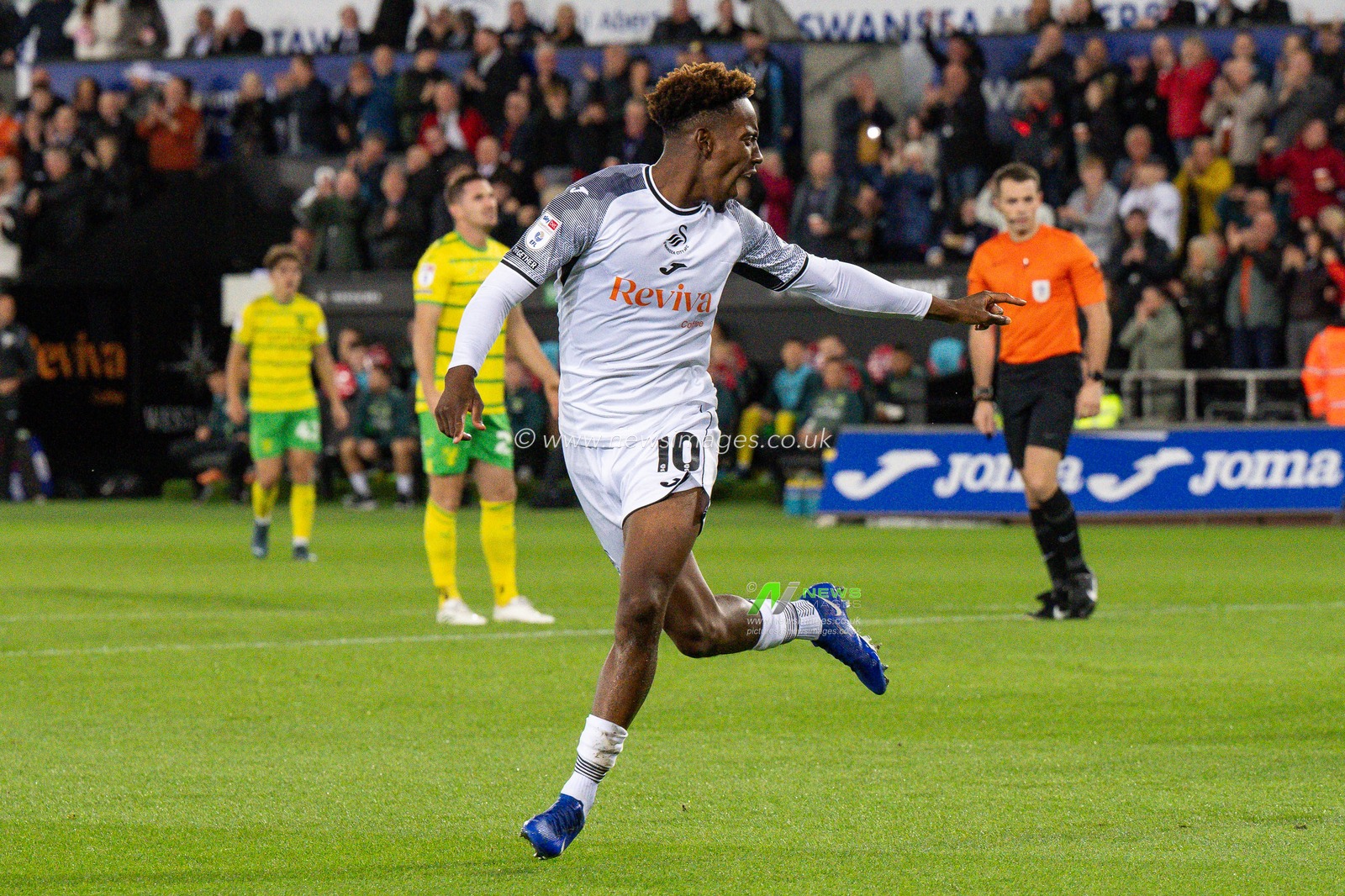 Jamal Lowe #10 of Swansea City celebrates his goal to make it 1-0\during the Sky Bet Championship match Swansea City vs Norwich City at Swansea.com Stadium, Swansea, United Kingdom, 4th October 2023

(Photo by Craig Thomas/News Images)