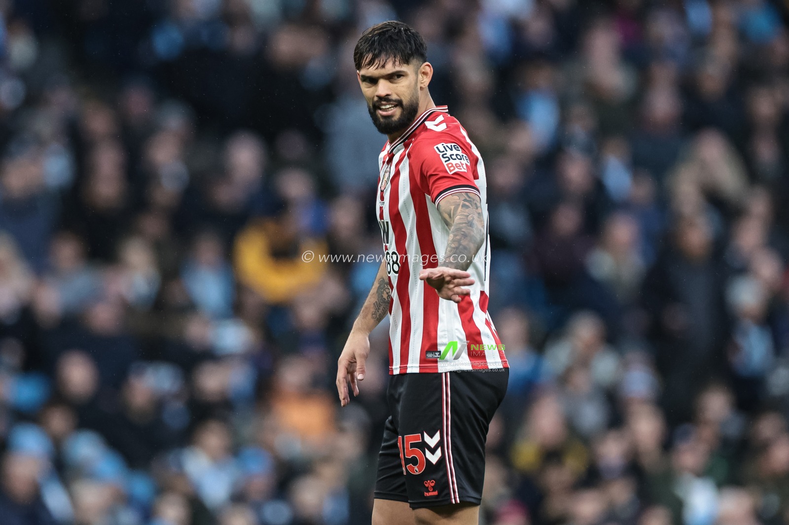 Omar Alderete of Sunderland gives his team instructions during the Premier League match Manchester City vs Sunderland at Etihad Stadium, Manchester, United Kingdom, 6th December 2025

(Photo by Mark Cosgrove/News Images)

*** GER AUT SUI OUT ***