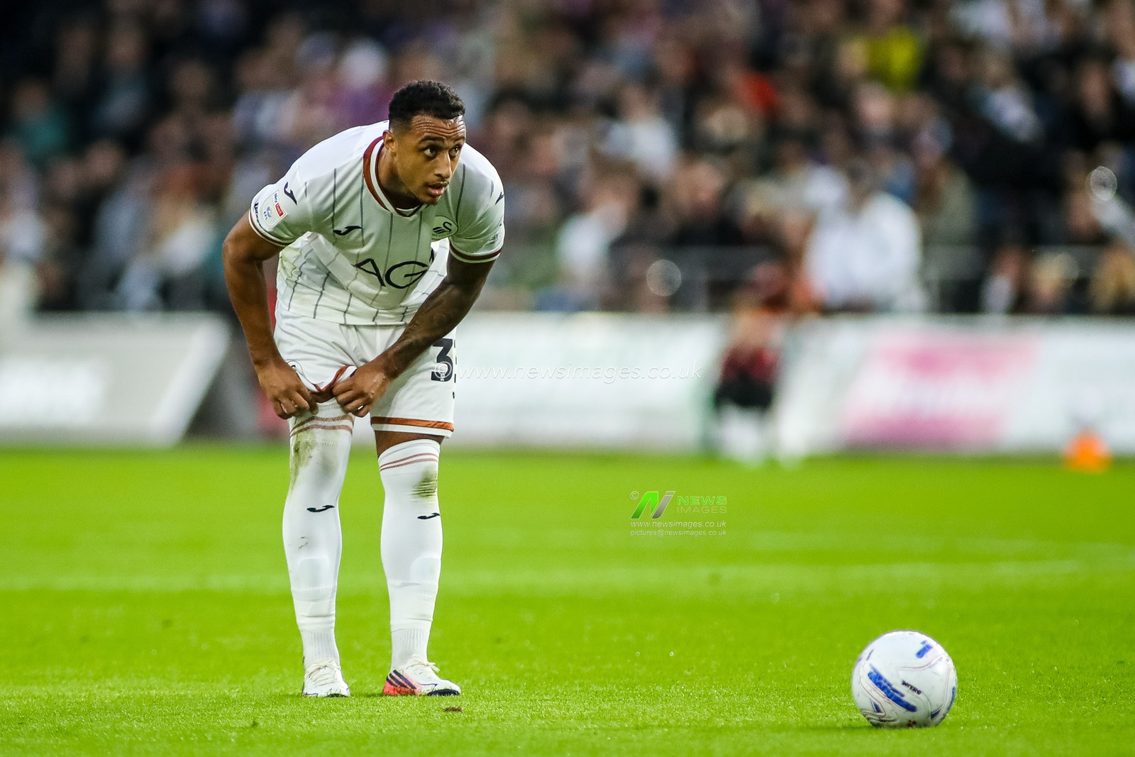 Adam Idah of Swansea City gets ready to take a free kick during the Sky Bet Championship match Swansea City vs Watford at Swansea.com Stadium, Swansea, United Kingdom on 01 September 2026

(Photo by Andrew Lewis/News Images)