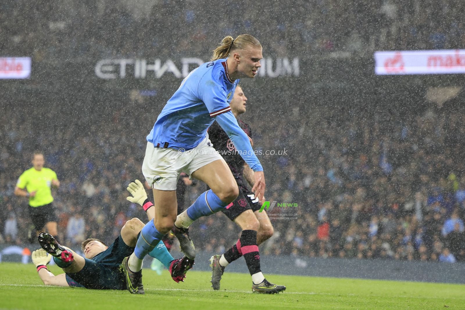 Erling Haaland #9 of Manchester City scores to make it 2-0 during the Emirates FA Cup Quarter Final match Manchester City vs Burnley at Etihad Stadium, Manchester, United Kingdom, 18th March 2023

(Photo by Conor Molloy/News Images)