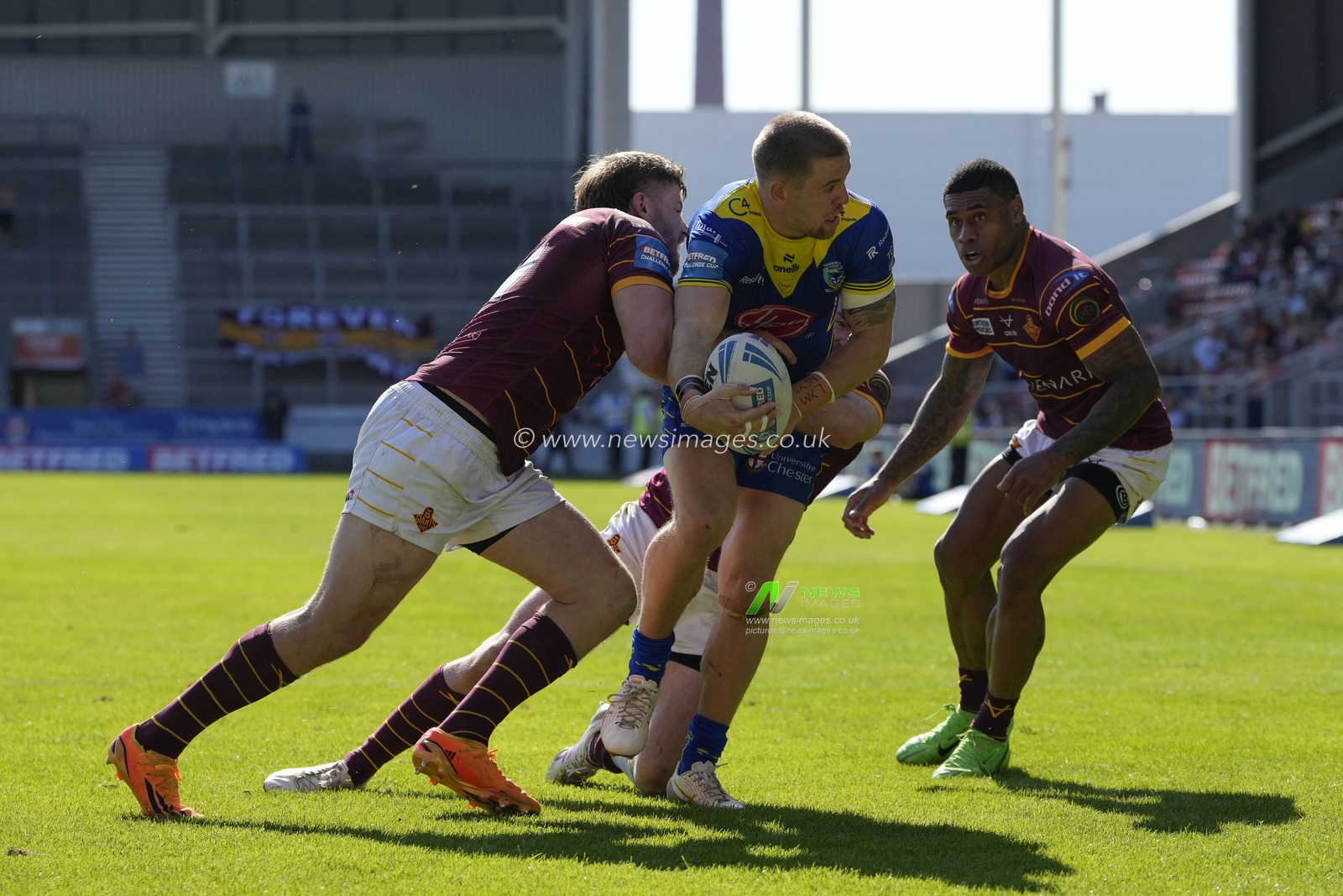 Matt Dufty of Warrington Wolves looks to off-load the ball during the Betfred Challenge Cup Semi-Final match Huddersfield Giants vs Warrington Wolves at Totally Wicked Stadium, St Helens, United Kingdom, 19th May 2024

(Photo by Steve Flynn/News Images)