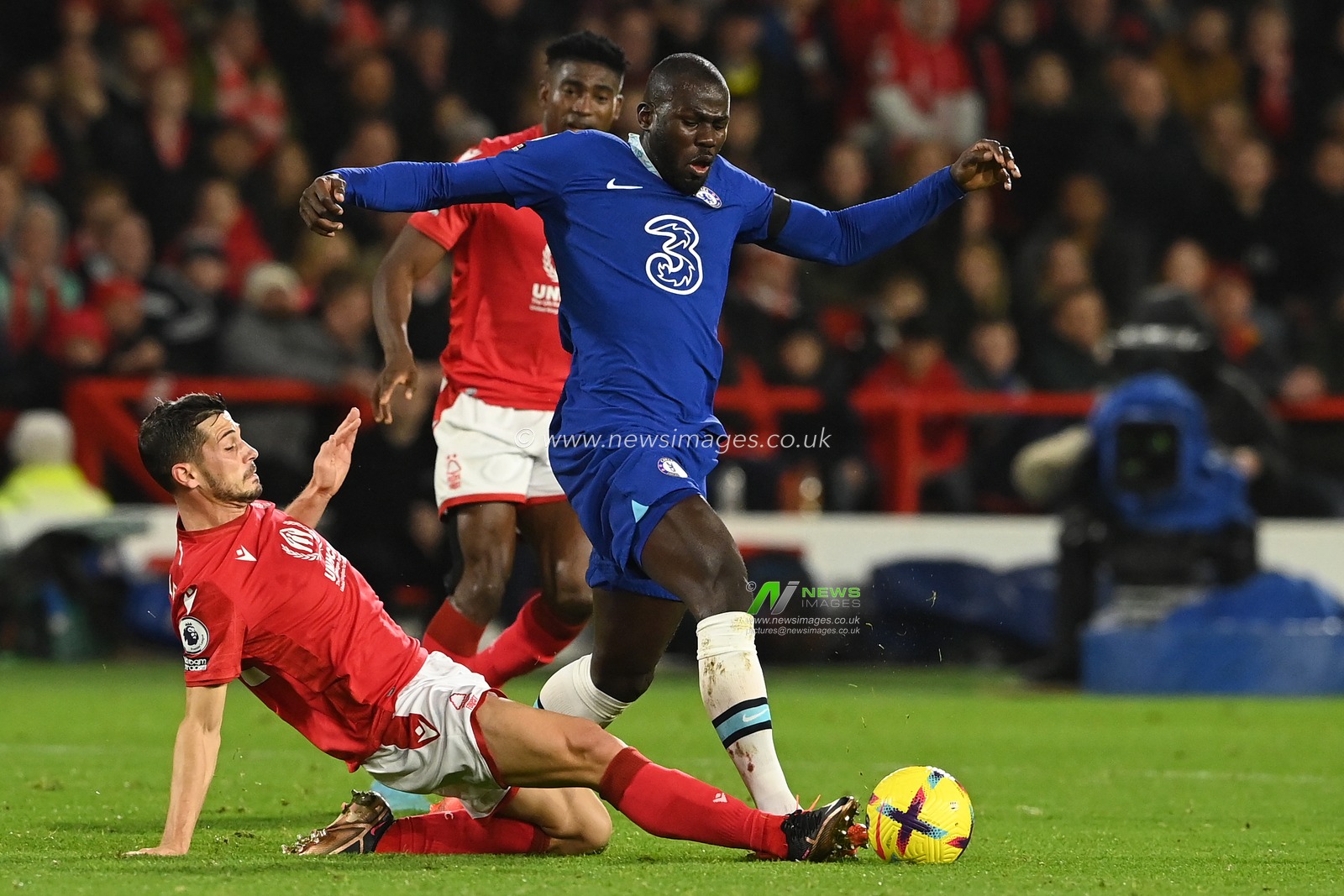 Remo Freuler #23 of Nottingham Forest challenges Kalidou Koulibaly #26 of Chelsea during the Premier League match Nottingham Forest vs Chelsea at City Ground, Nottingham, United Kingdom, 1st January 2023

(Photo by Craig Thomas/News Images)