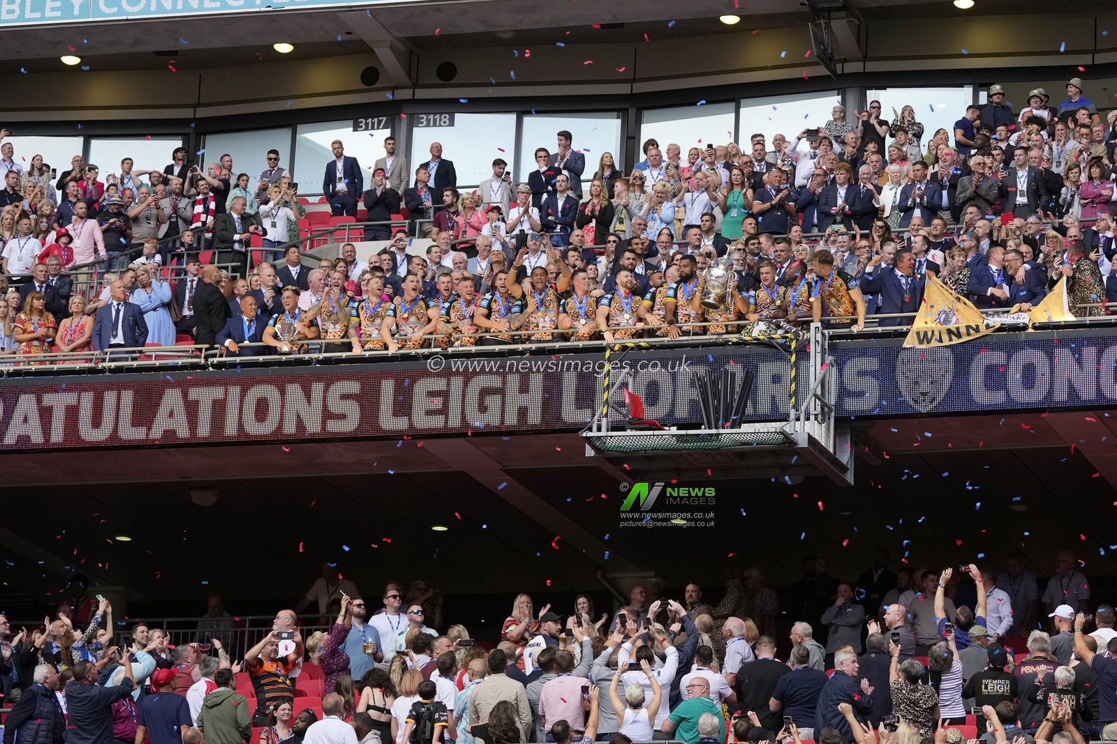 Leigh Leopards players show off the trophy during the Betfred Challenge Cup match Hull KR vs Leigh Leopards at Wembley Stadium, London, United Kingdom, 12th August 2023

(Photo by Steve Flynn/News Images)