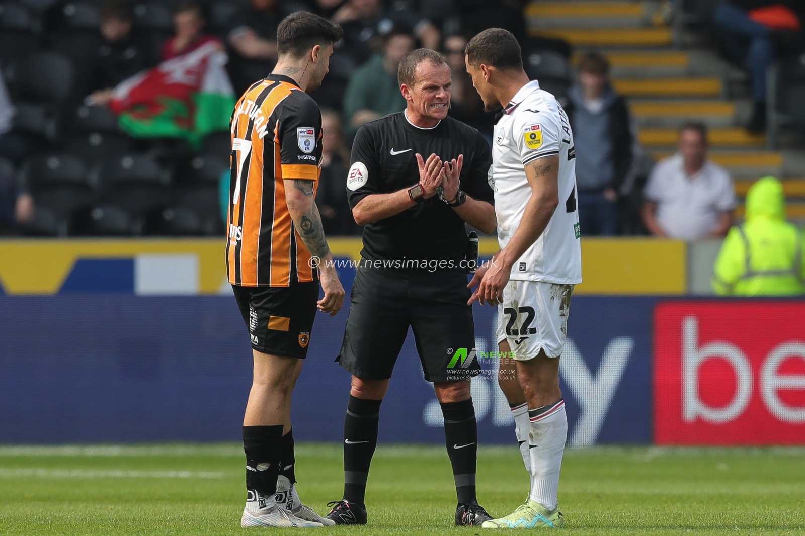 Referee Geoff Eltringham speaks with Ozan Tufan #7 of Hull City and Joel Latibeaudiere #22 of Swansea City during the Sky Bet Championship match Hull City vs Swansea City at MKM Stadium, Hull, United Kingdom, 29th April 2023

(Photo by James Heaton/News Images)