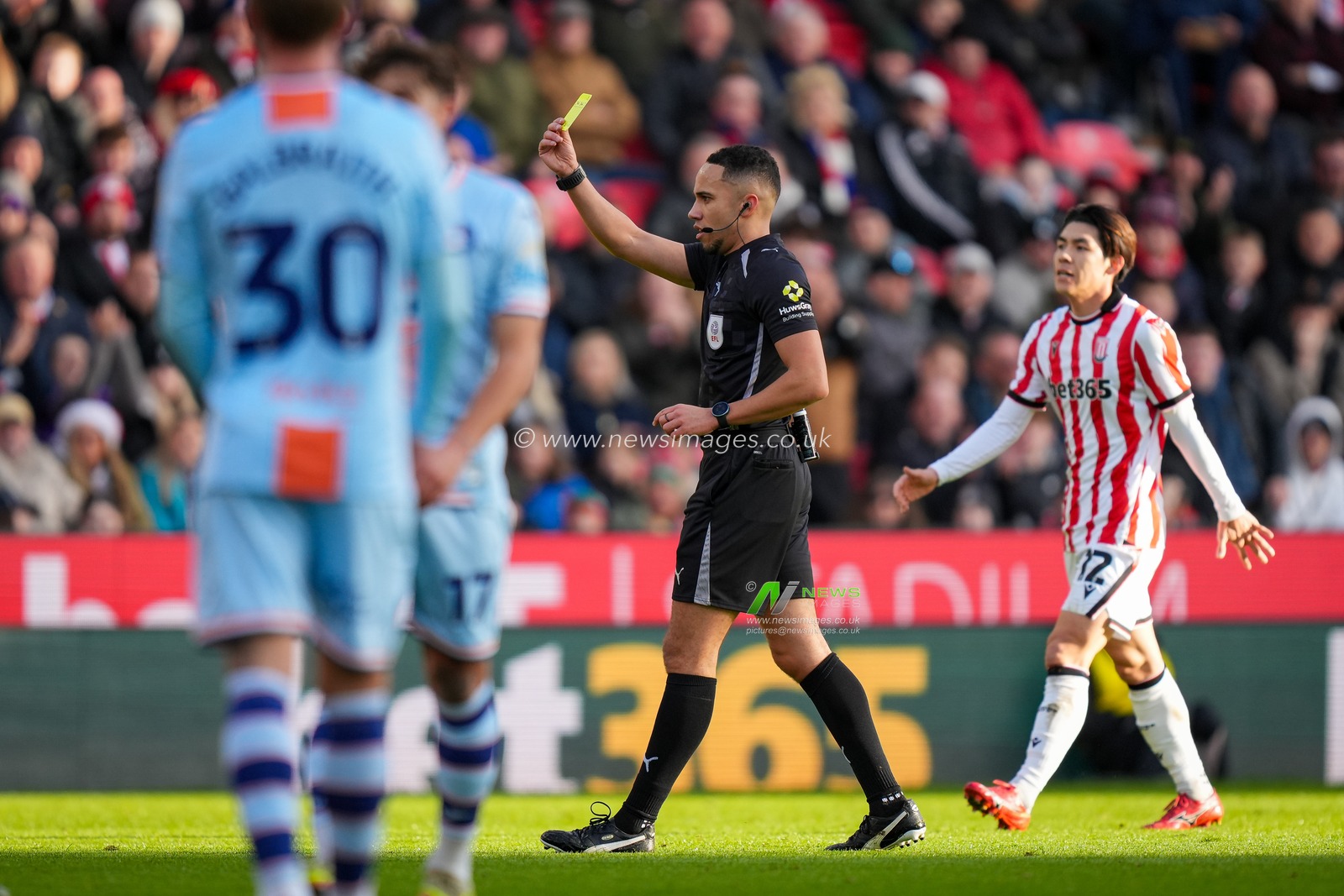 Referee Ruebyn Ricardo shows a yellow card to Liam Cullen of Swansea City during the Sky Bet Championship match Stoke City vs Swansea City at Bet365 Stadium, Stoke-on-Trent, United Kingdom, 13th December 2025

(Photo by Maynard Manyowa/News Images)

*** GER AUT SUI OUT ***