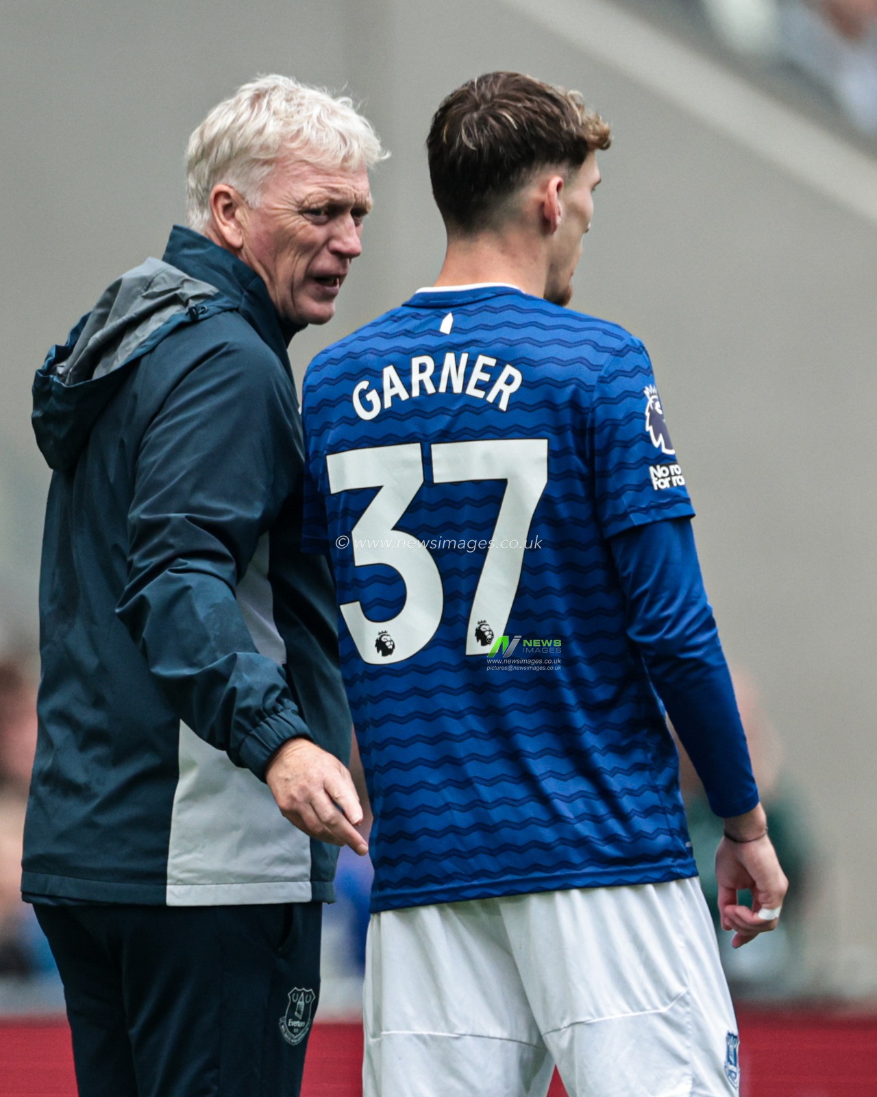 David Moyes manager of Everton giving instructions to James Garner of Everton during the Premier League match Everton vs Aston Villa at Hill Dickinson Stadium, Liverpool, United Kingdom, 13th September 2025

(Photo by Mark Cosgrove/News Images)