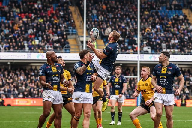 Lachie Miller of Leeds Rhinos jumps up to win the high ball during the Betfred Super League round 4 match Leeds Rhinos vs Castleford Tigers at AMT Headingley Stadium, Leeds, United Kingdom on 08 March 2026

(Photo by Alfie Cosgrove/News Images)