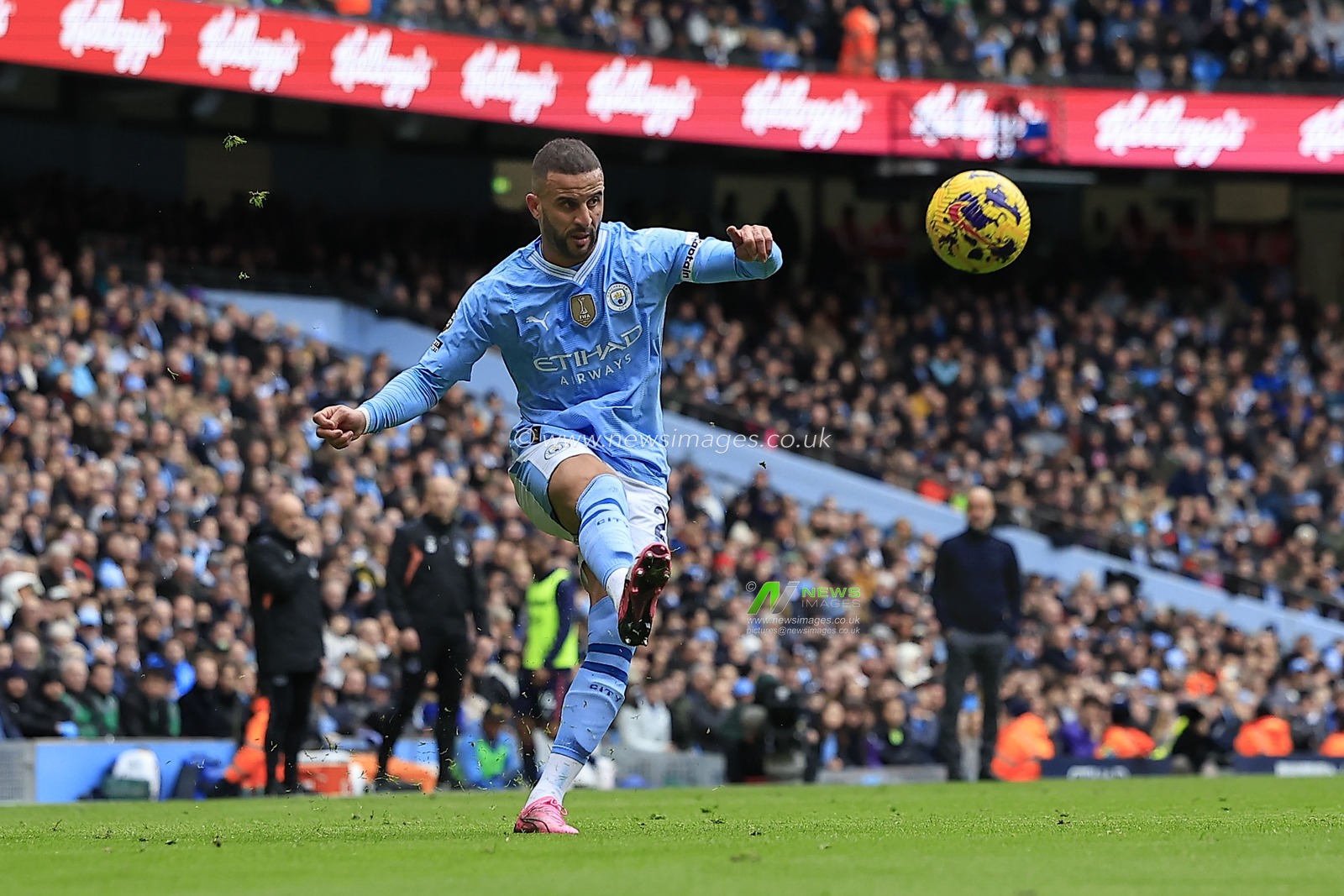 Kyle Walker of Manchester City crosses the ball during the Premier League match Manchester City vs Everton at Etihad Stadium, Manchester, United Kingdom, 10th February 2024

(Photo by Conor Molloy/News Images)