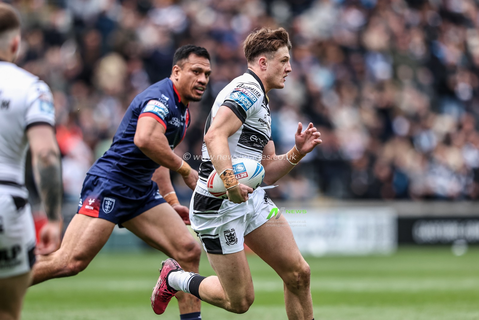 Davy Litten of Hull FC breaks with the ball during the Betfred Super League Round 8 match Hull FC vs Hull KR at MKM Stadium, Hull, United Kingdom, 18th April 2025

(Photo by Alfie Cosgrove/News Images)