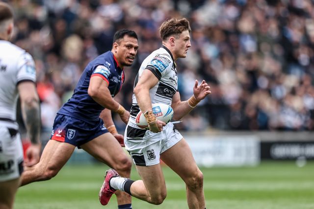 Davy Litten of Hull FC breaks with the ball during the Betfred Super League Round 8 match Hull FC vs Hull KR at MKM Stadium, Hull, United Kingdom, 18th April 2025

(Photo by Alfie Cosgrove/News Images)