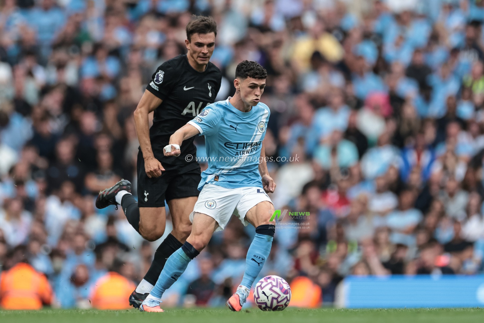 Phil Foden of Manchester City breaks with the ball during the Premier League match Manchester City vs Tottenham Hotspur at Etihad Stadium, Manchester, United Kingdom, 23rd August 2025

(Photo by Mark Cosgrove/News Images)