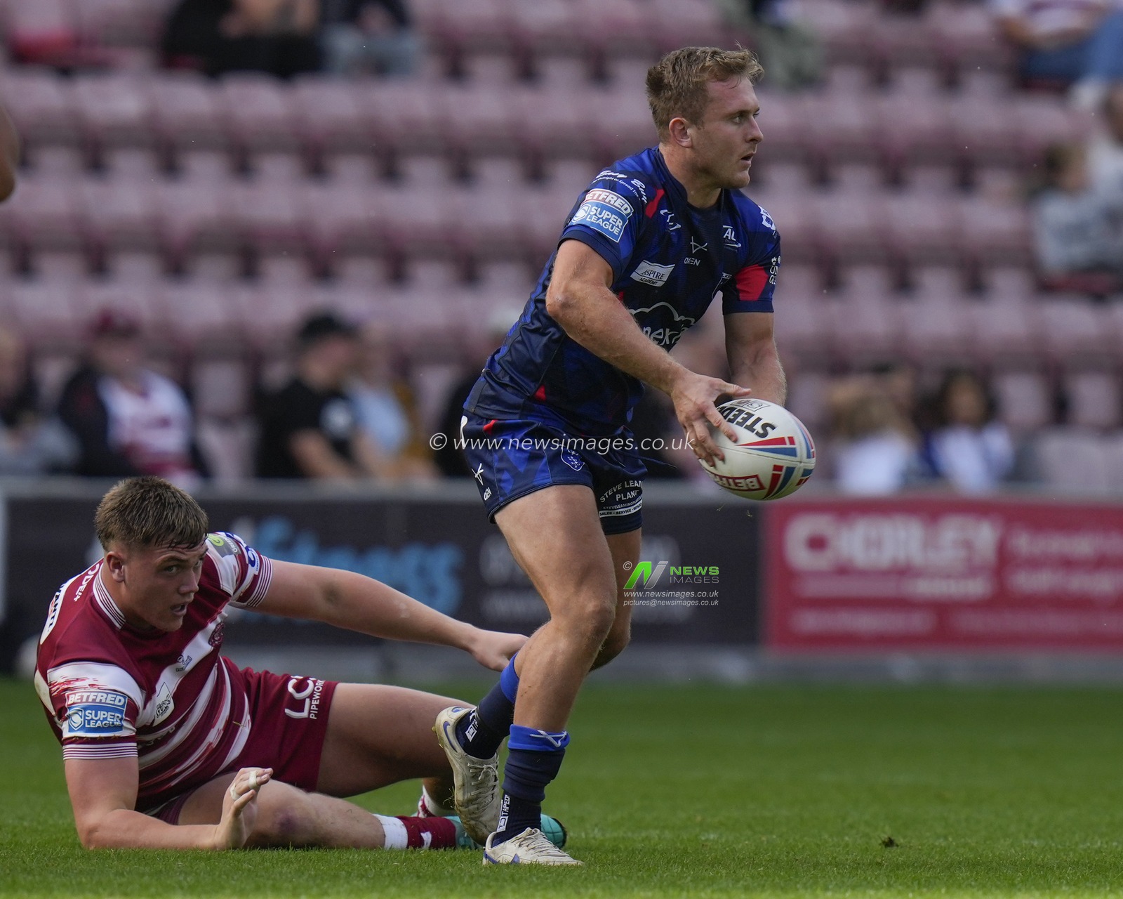 Jez Litten #14 of Hull KR looks to off load the ball during the Betfred Super League Semi Final match Wigan Warriors vs Hull KR at DW Stadium, Wigan, United Kingdom, 7th October 2023

(Photo by Steve Flynn/News Images)