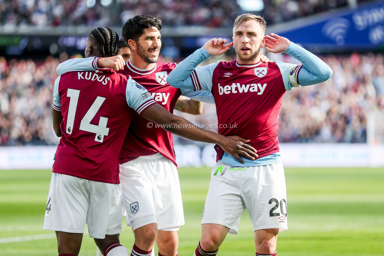Jarrod Bowen of West Ham United celebrates his goal to make it 2-1 during the Premier League match West Ham United vs Bournemouth at London Stadium, London, United Kingdom, 5th April 2025

(Photo by Izzy Poles/News Images)