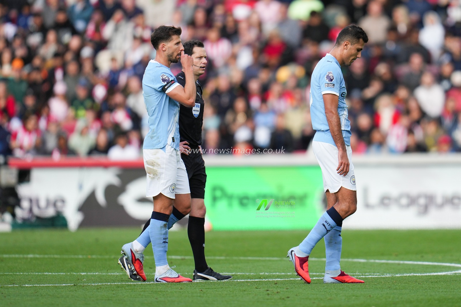Rodri of Manchester City walks off injuredduring the Premier League match Brentford vs Manchester City at The Gtech Community Stadium, London, United Kingdom, 5th October 2025

(Photo by Harvey Murphy/News Images)