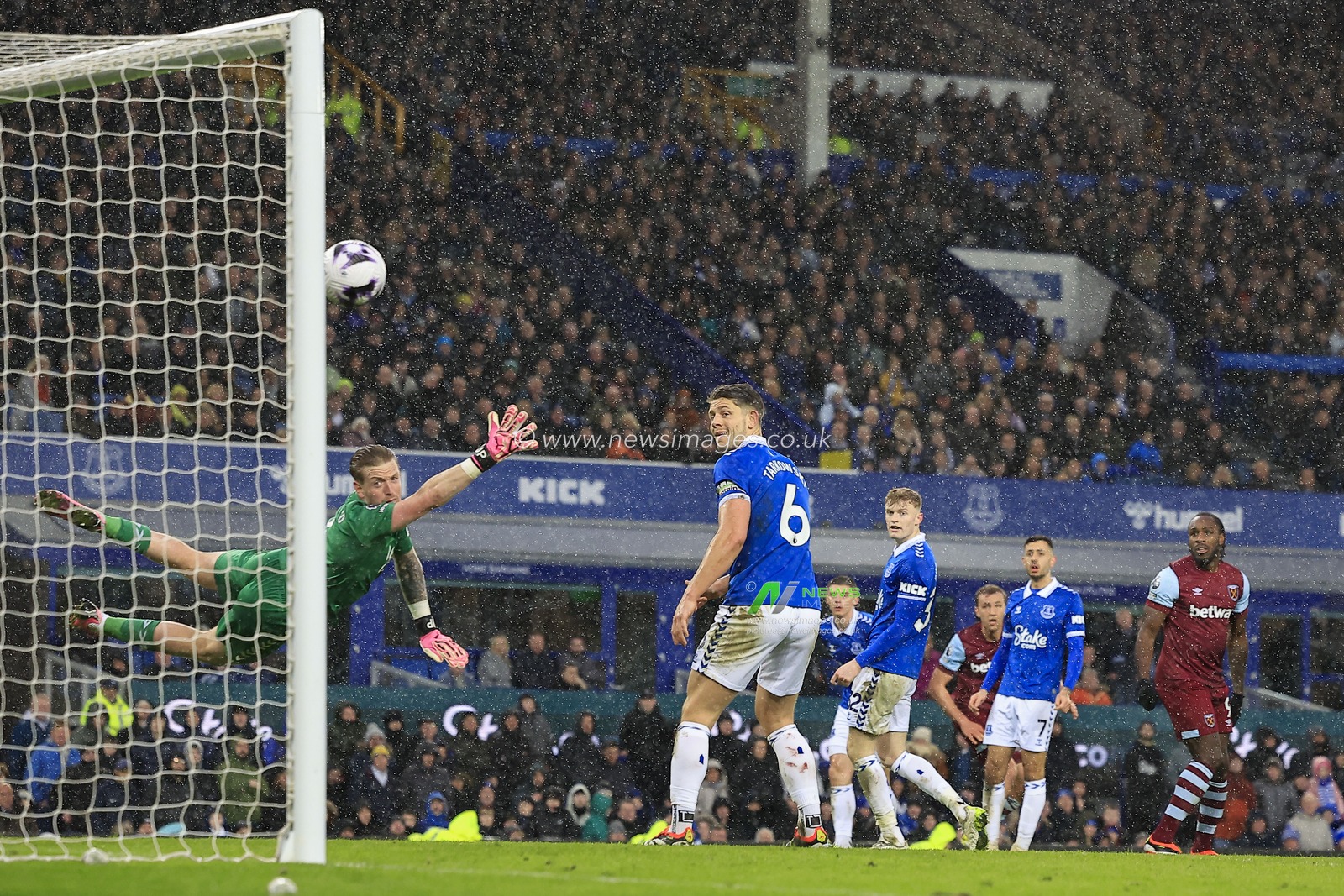 Tomas Soucek of West Ham United scores to make it 1-2 during the Premier League match Everton vs West Ham United at Goodison Park, Liverpool, United Kingdom, 2nd March 2024

(Photo by Conor Molloy/News Images)