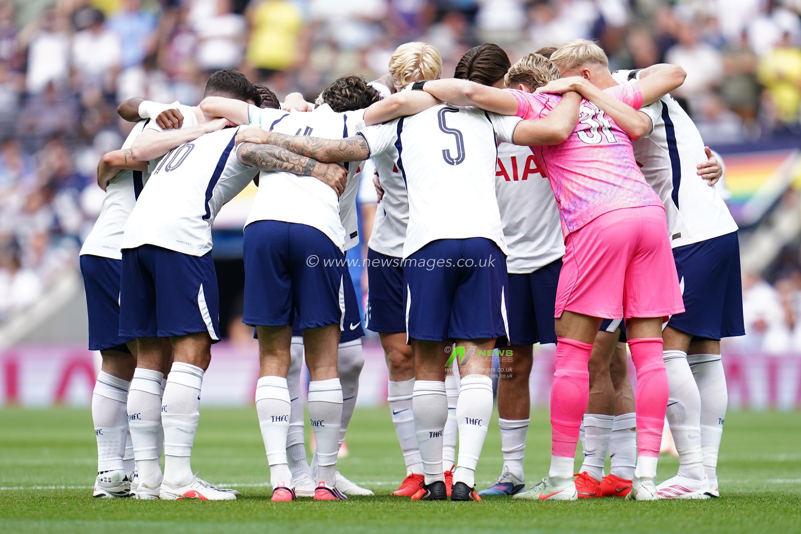 Tottenham Hotspur players huddle before kick off during the pre-season friendly match Tottenham Hotspur vs Hoffenheim at Tottenham Hotspur Stadium, London, United Kingdom on 15 August 2026

(Photo by Harvey Murphy/News Images)