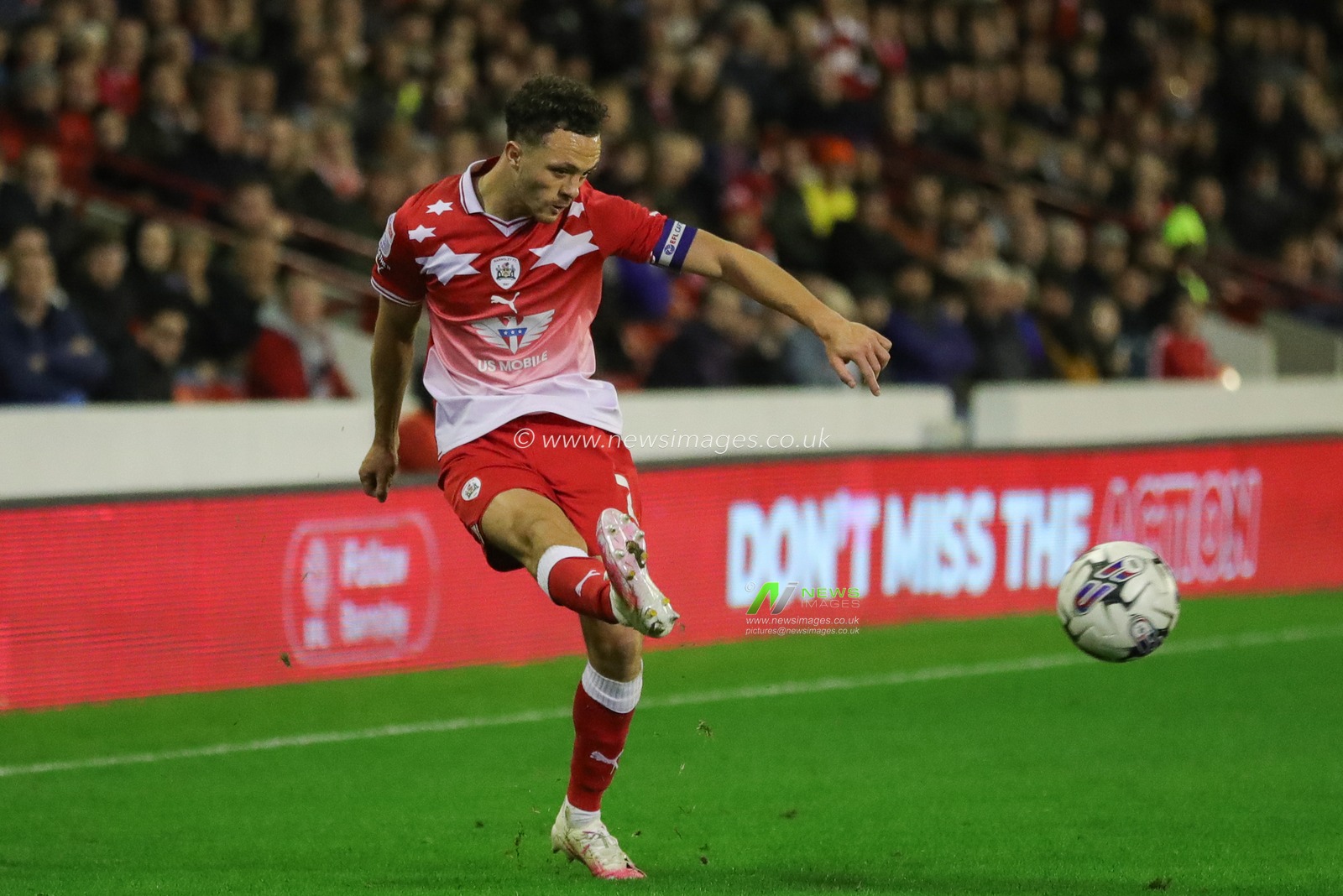 Jordan Williams #2 of Barnsley crosses the ball during the Sky Bet League 1 match Barnsley vs Portsmouth at Oakwell, Barnsley, United Kingdom, 19th September 2023

(Photo by Alfie Cosgrove/News Images)