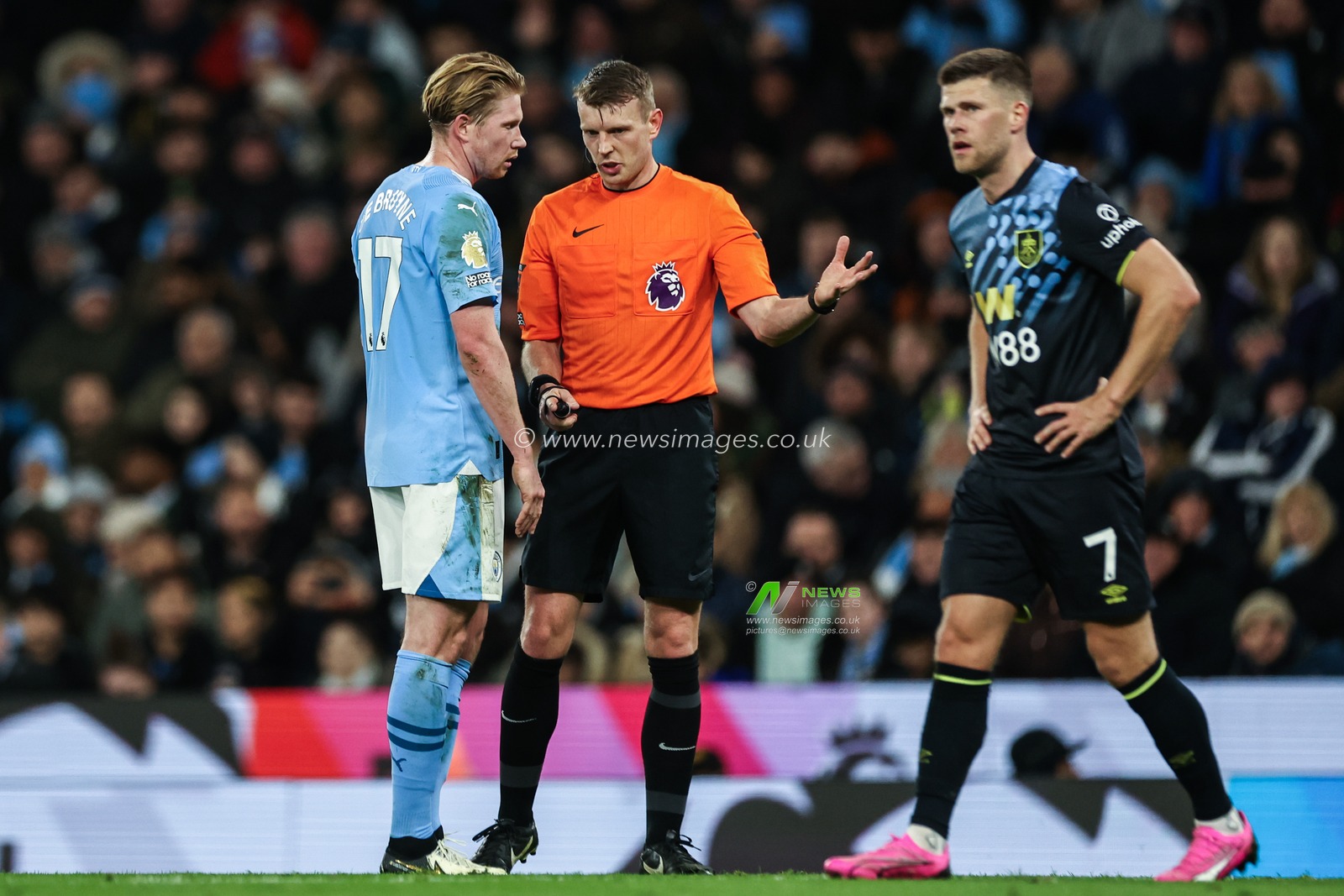 Kevin De Bruyne of Manchester City talks with referee Samuel Barrott during the Premier League match Manchester City vs Burnley at Etihad Stadium, Manchester, United Kingdom, 31st January 2024

(Photo by Mark Cosgrove/News Images)